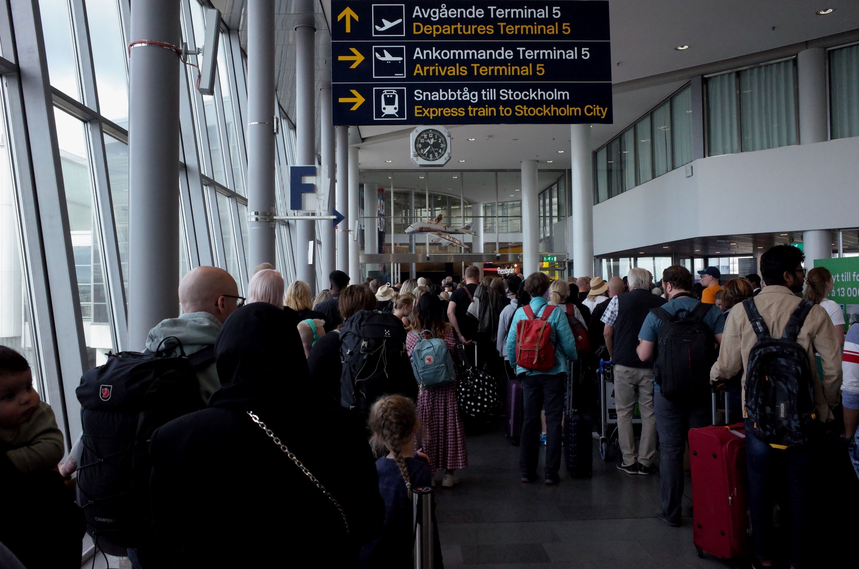 Shutterstock airport crowd