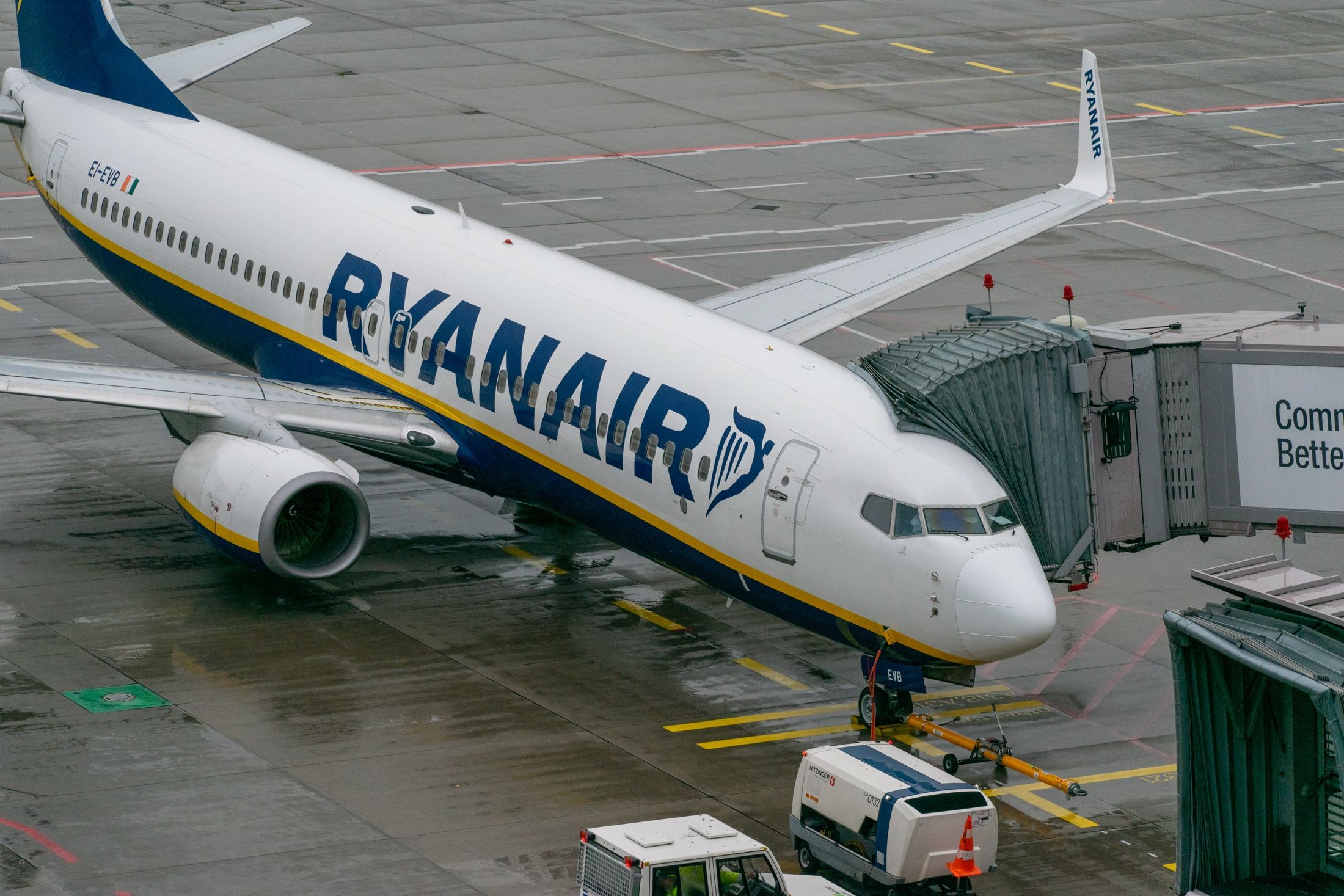 A Ryanair boeing 737 at the gate