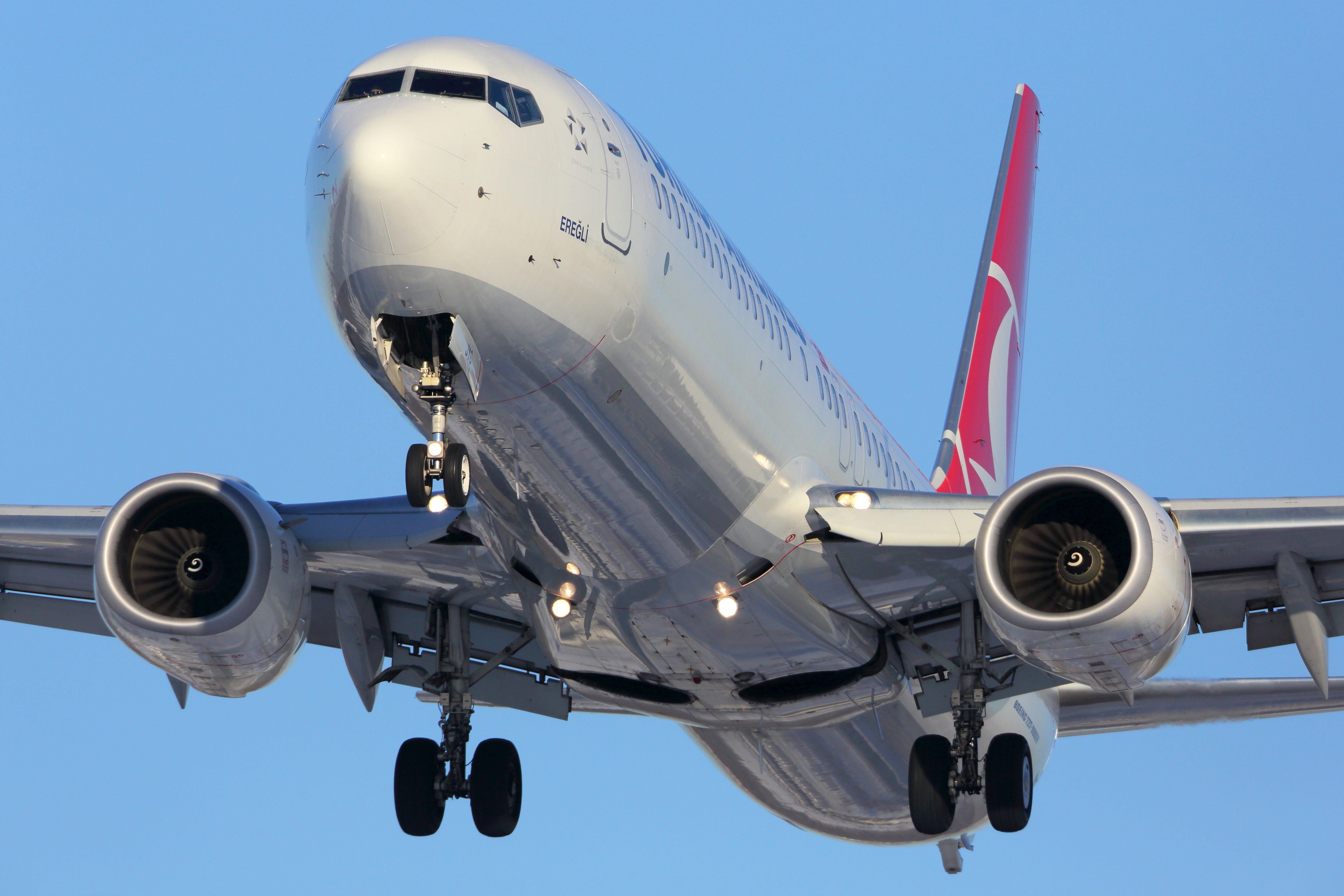 Turkish Airlines Boeing 737-800 landing