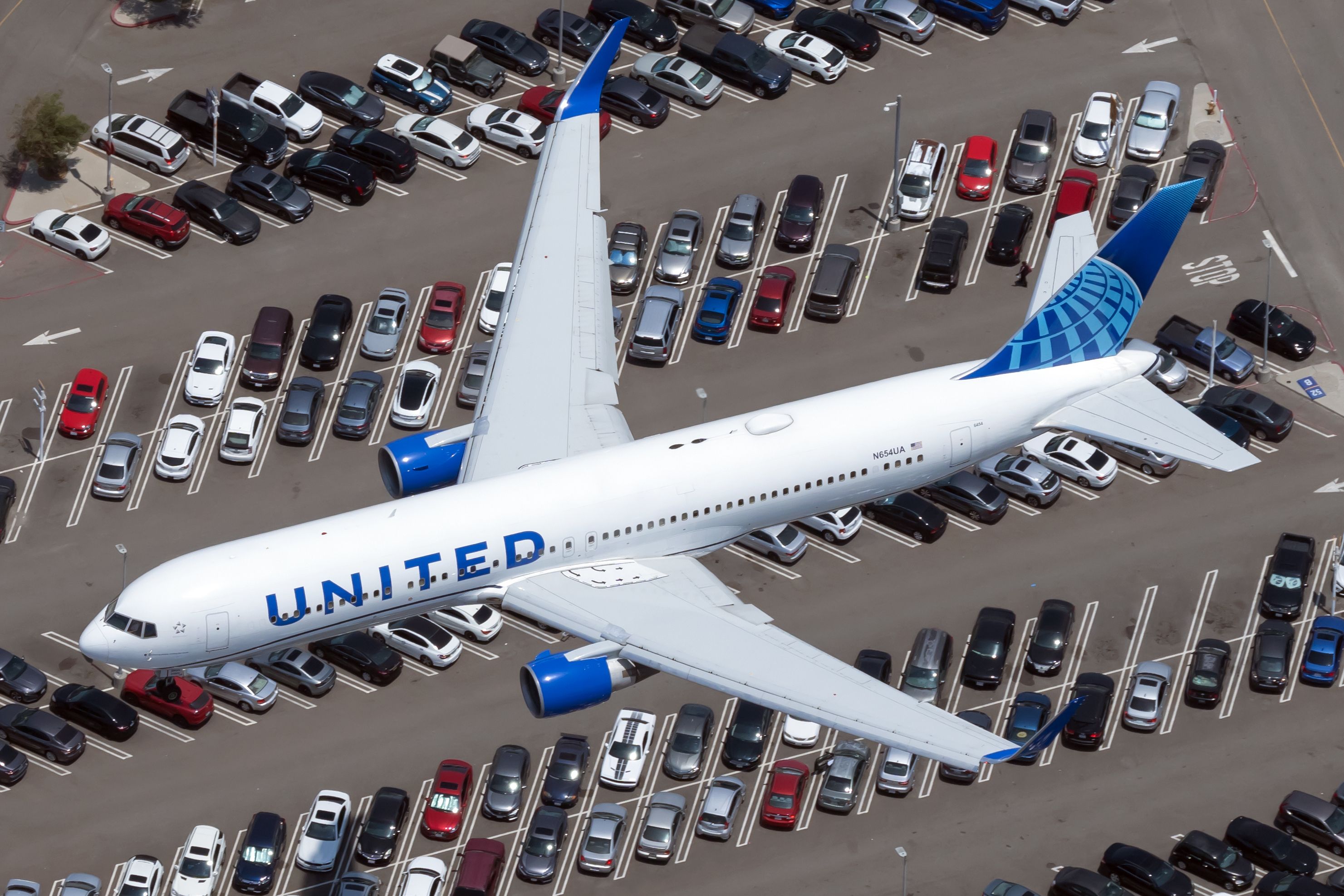 United Airlines Boeing 767-322(ER) N654UA (2)