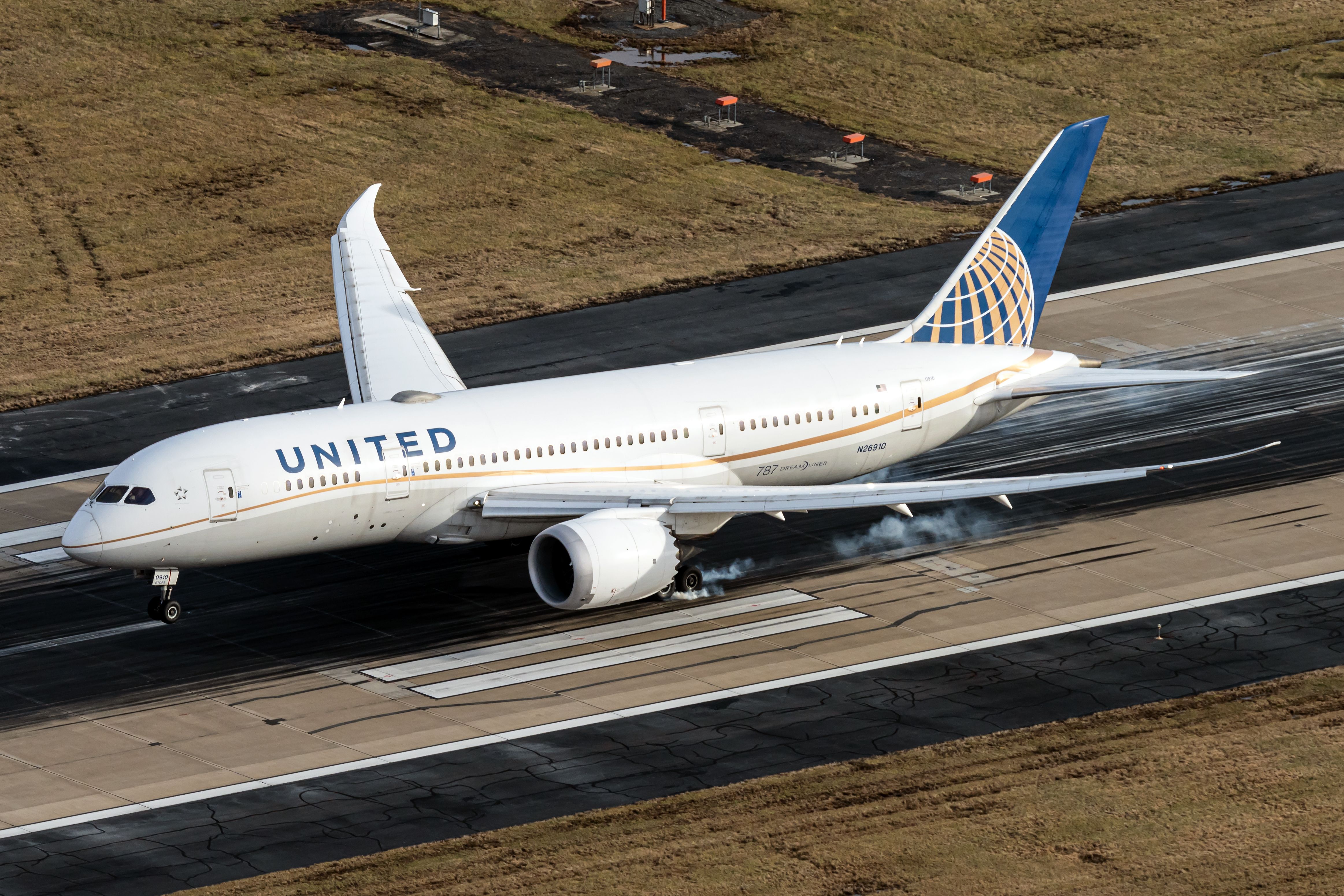 United Airlines Boeing 787-8 Dreamliner N26910