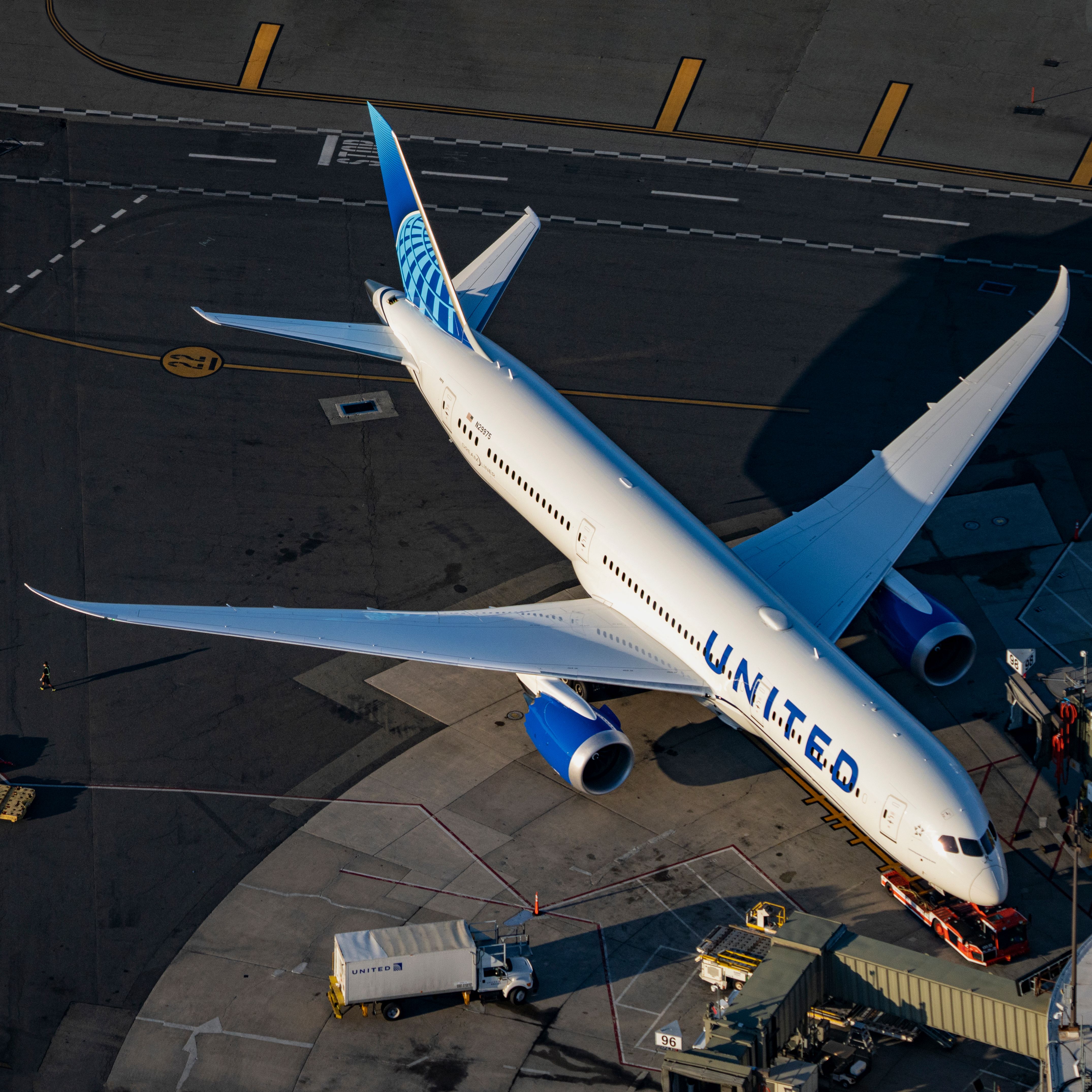 United Airlines Boeing 787-9 Dreamliner at the gate.
