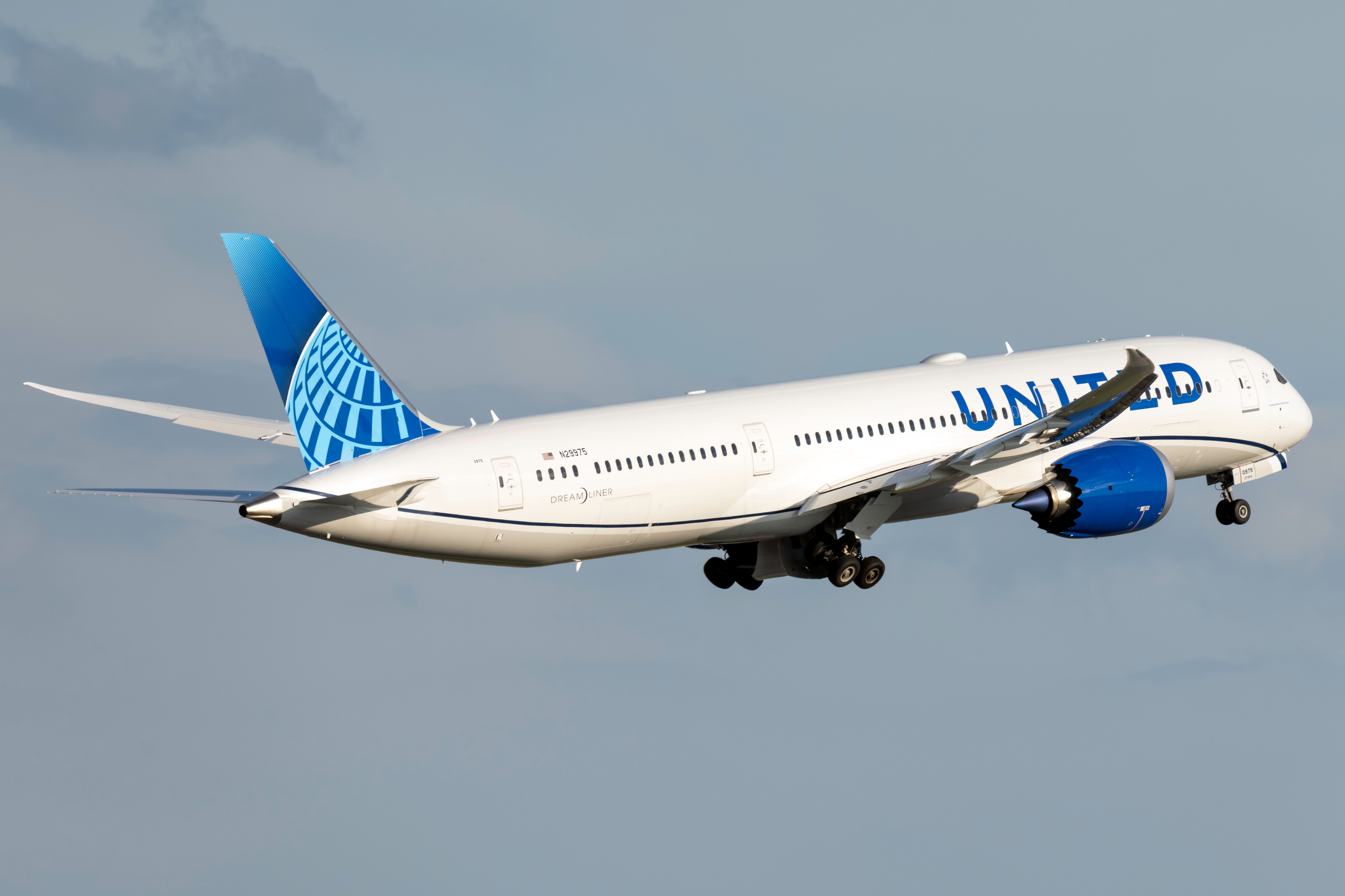 United Airlines Boeing 787-9 Dreamliner taking off
