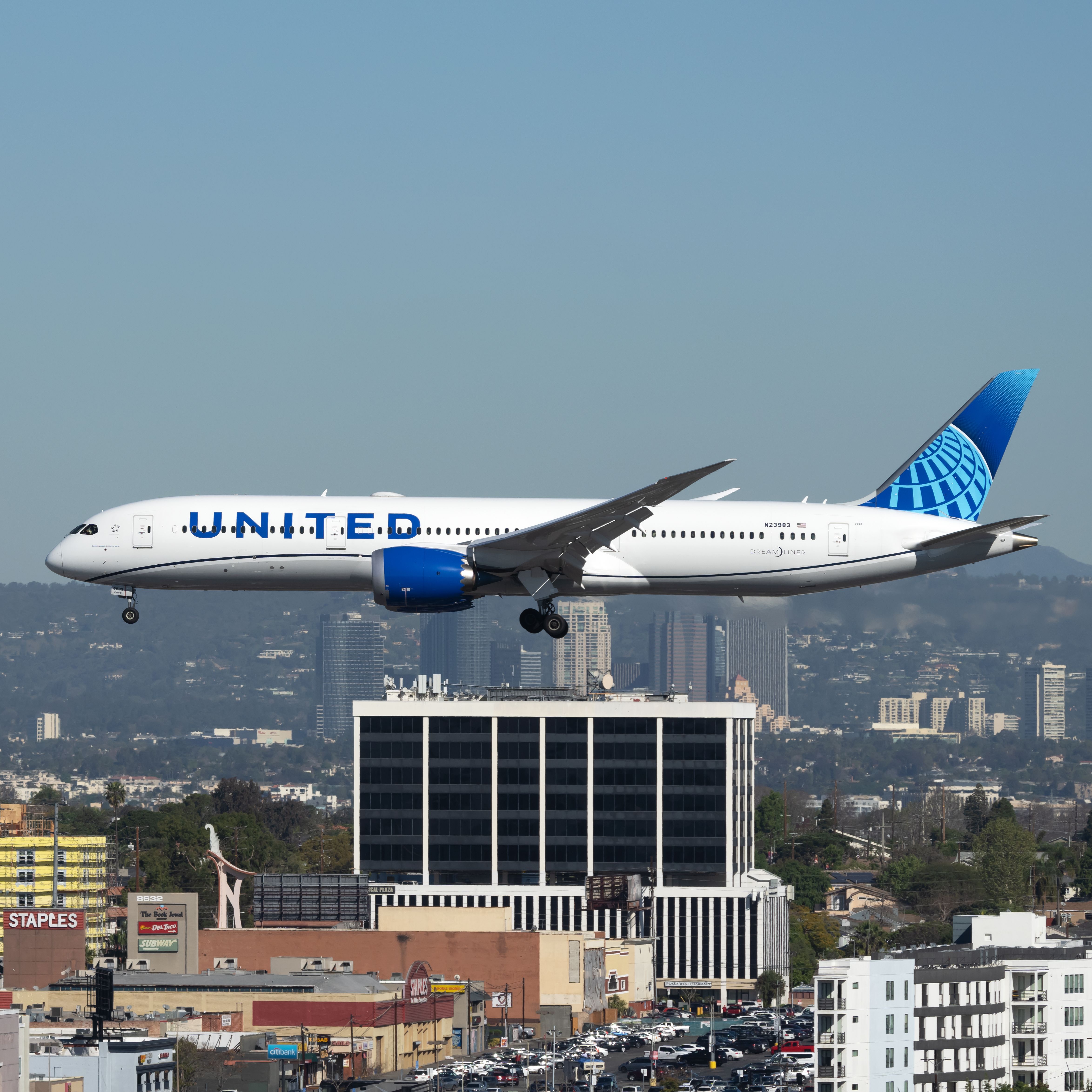 United United Airlines Boeing 787-9 Dreamliner on approach at Los Angeles International Airport.