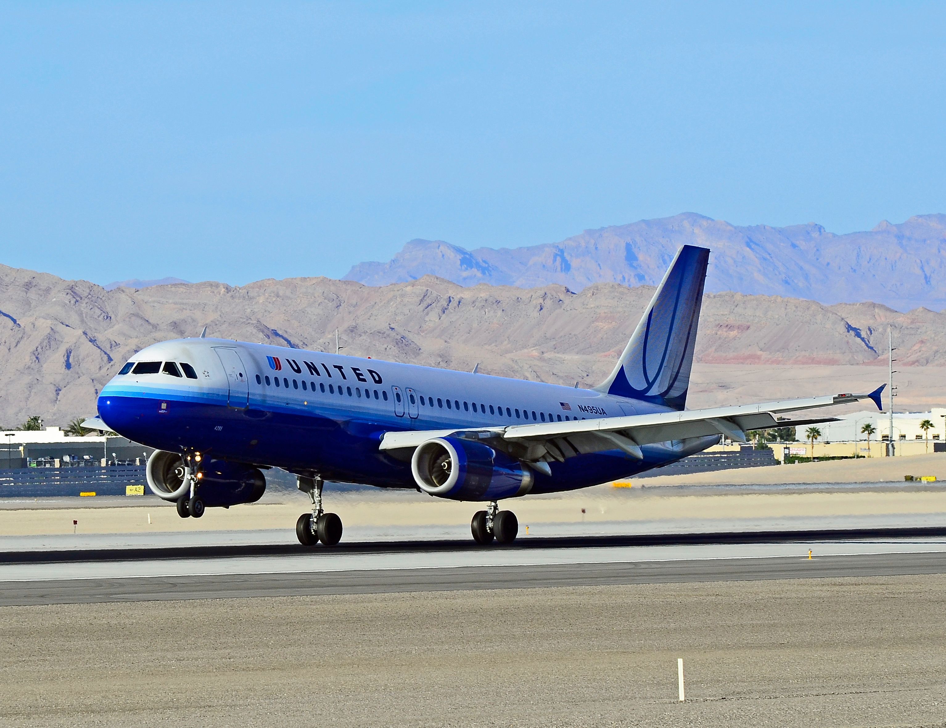 United Airlines Airbus A320 Returns To Mexico City Due To Fuel Pressure