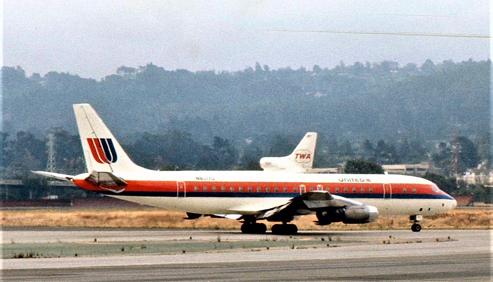 United_Airlines_DC-8_N8017U
