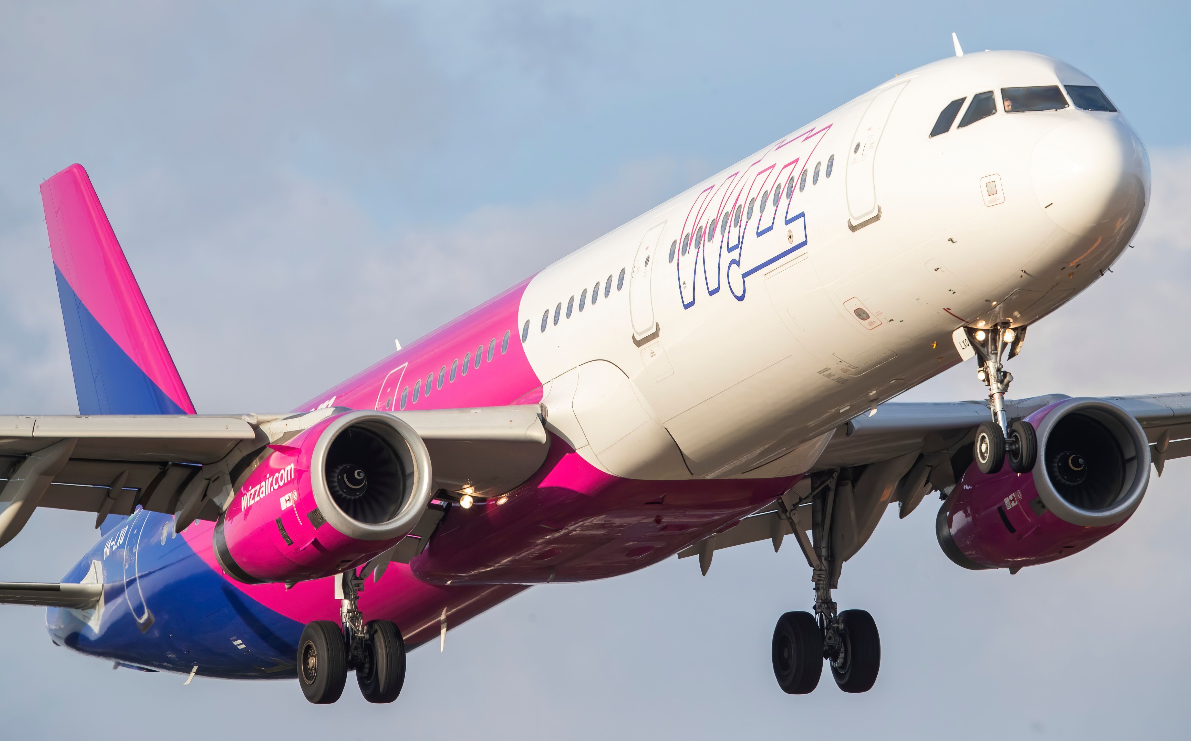 Wizz Air A321ceo landing