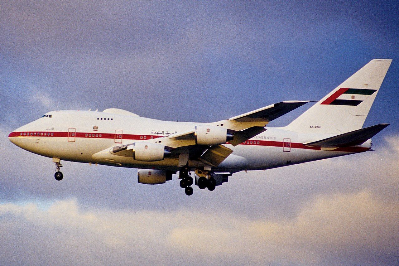 Abu_Dhabi_Amiri_Flight_Boeing_747SP-Z5,_A6-ZSN@LHR,23.01.2003_-_Flickr_-_Aero_Icarus