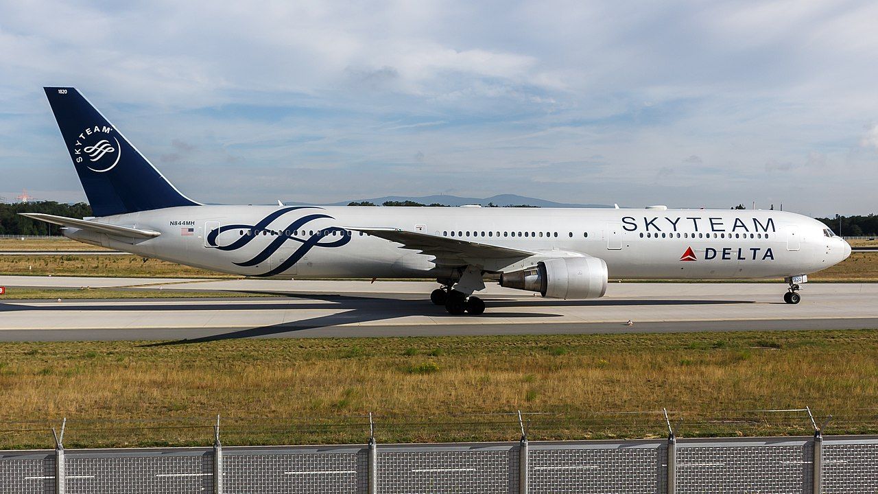 1280px-Delta_Air_Lines_(SkyTeam_livery)_Boeing_767-400_(N844MH)_at_Frankfurt_Airport