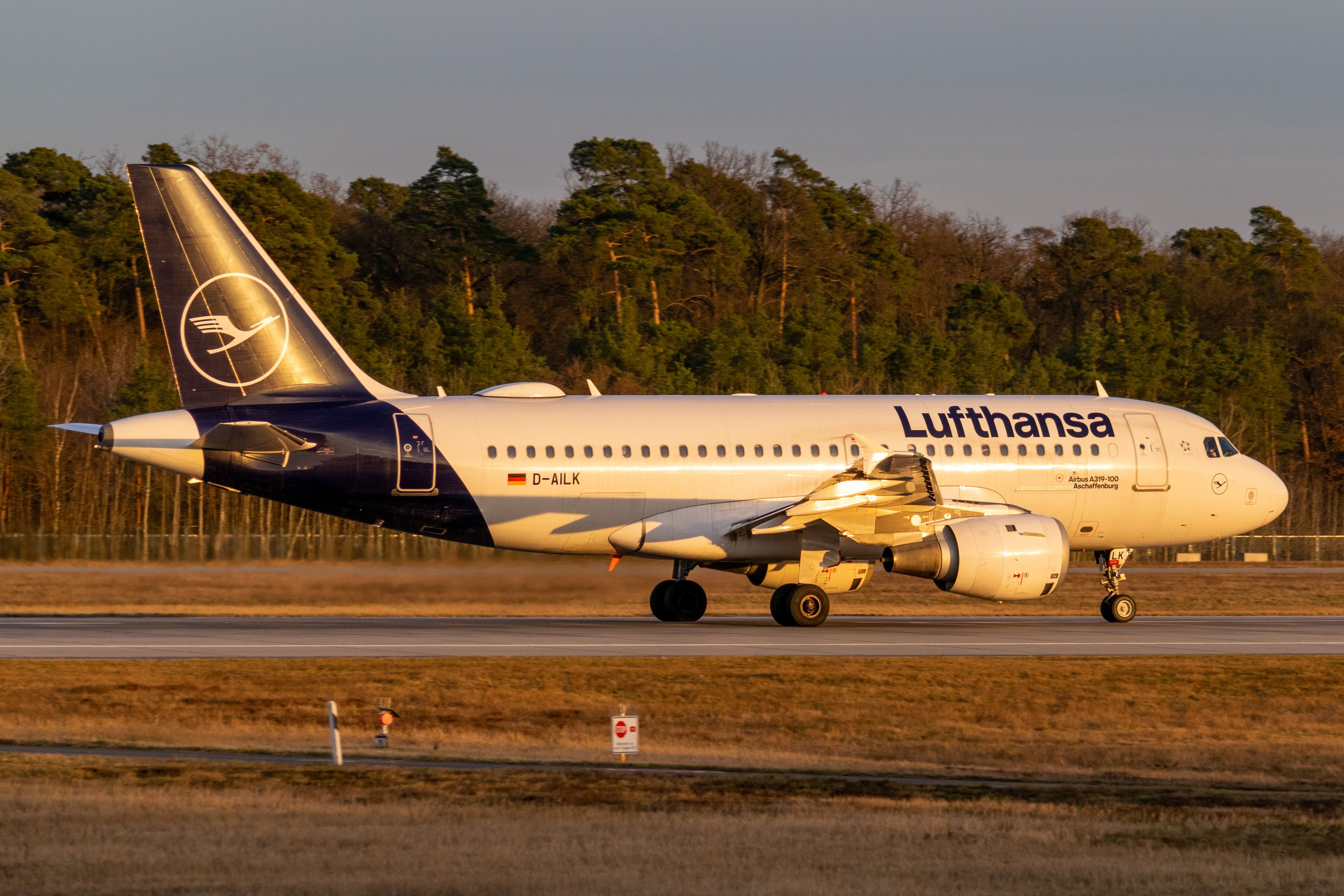 Lufthansa A320 Taxiing