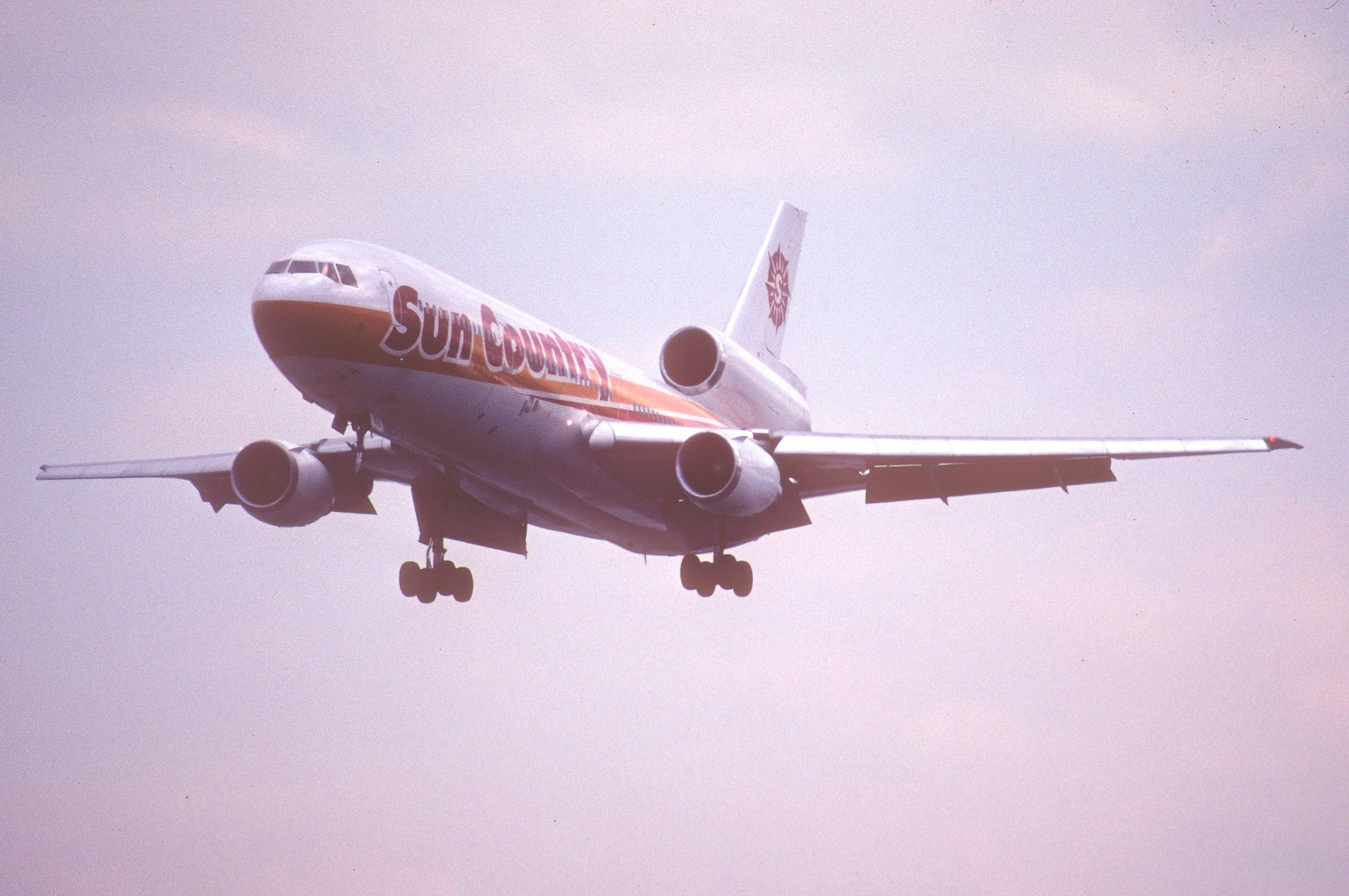 Sun Country DC-10