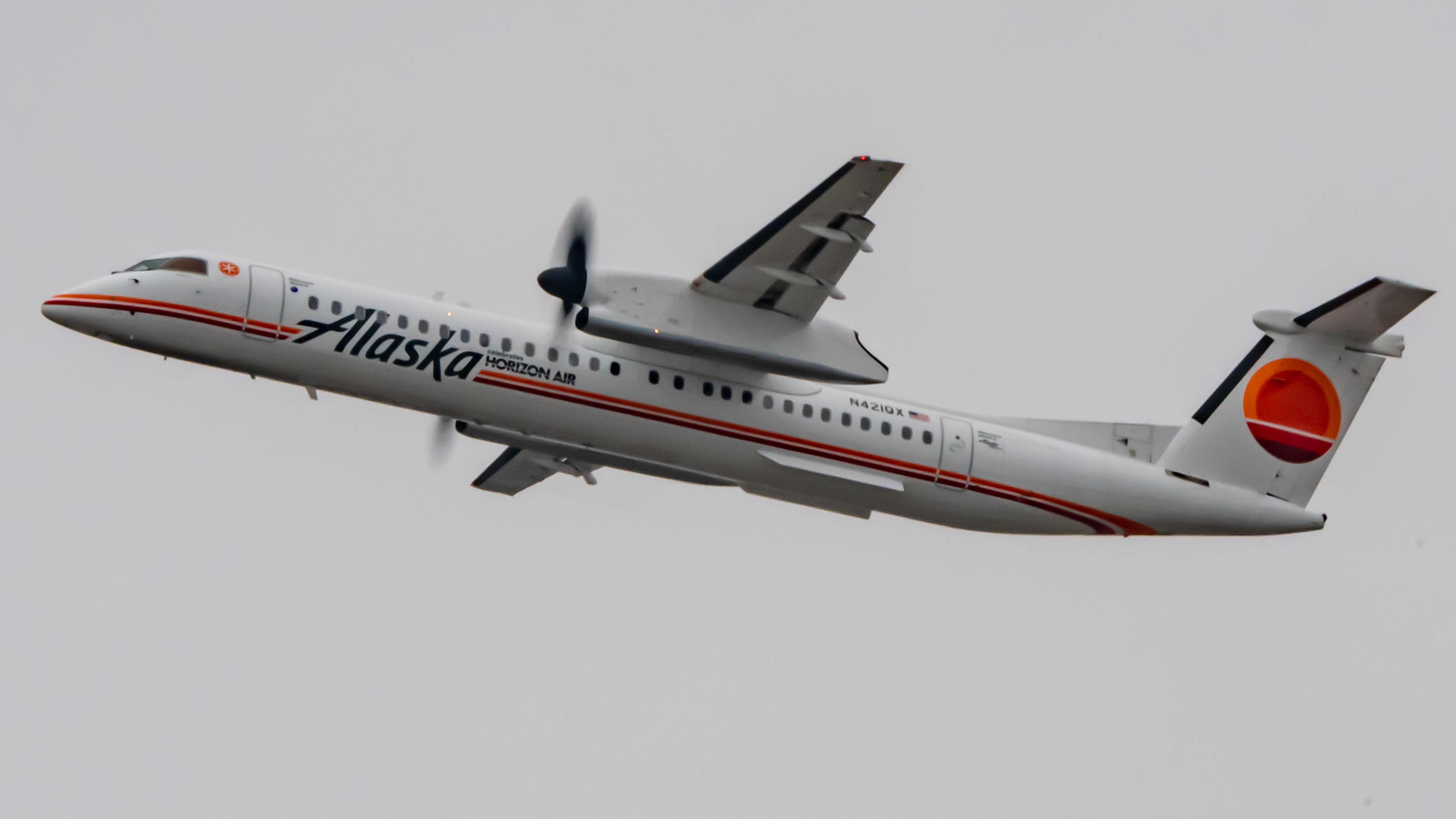 RISING Alaska Airlines horizon air Q400 ON A FINAL FLIGHT TO WENATCHEE