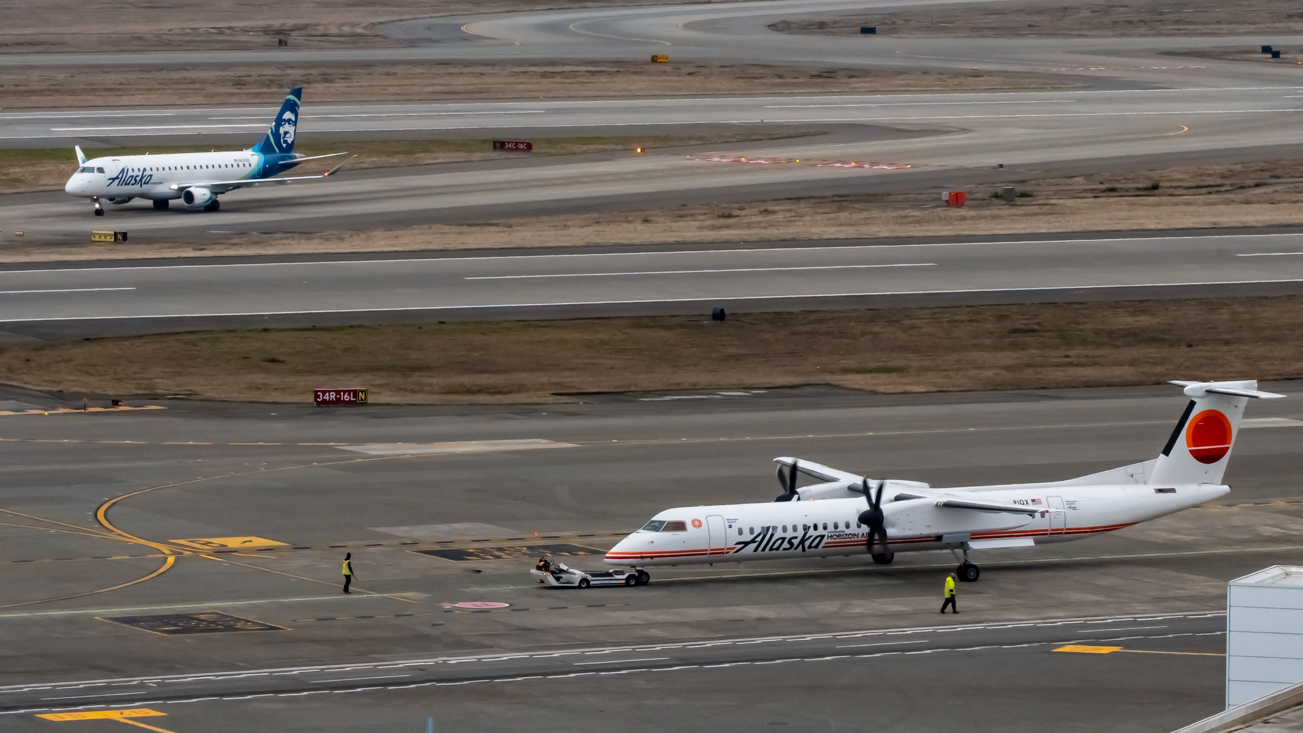 The Meatball Q400 and the E175 at KSEA