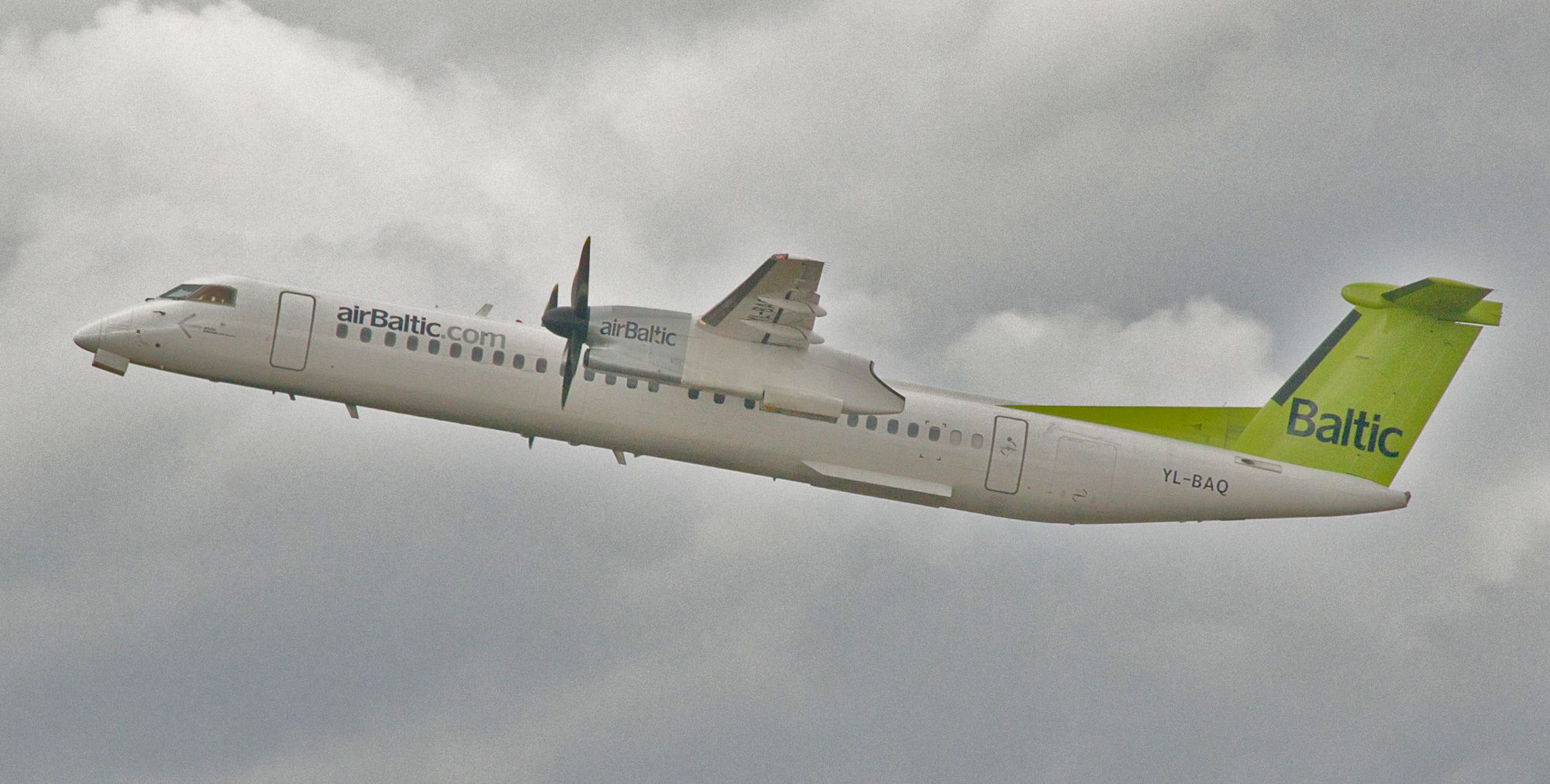 AirBaltic DHC-8-400