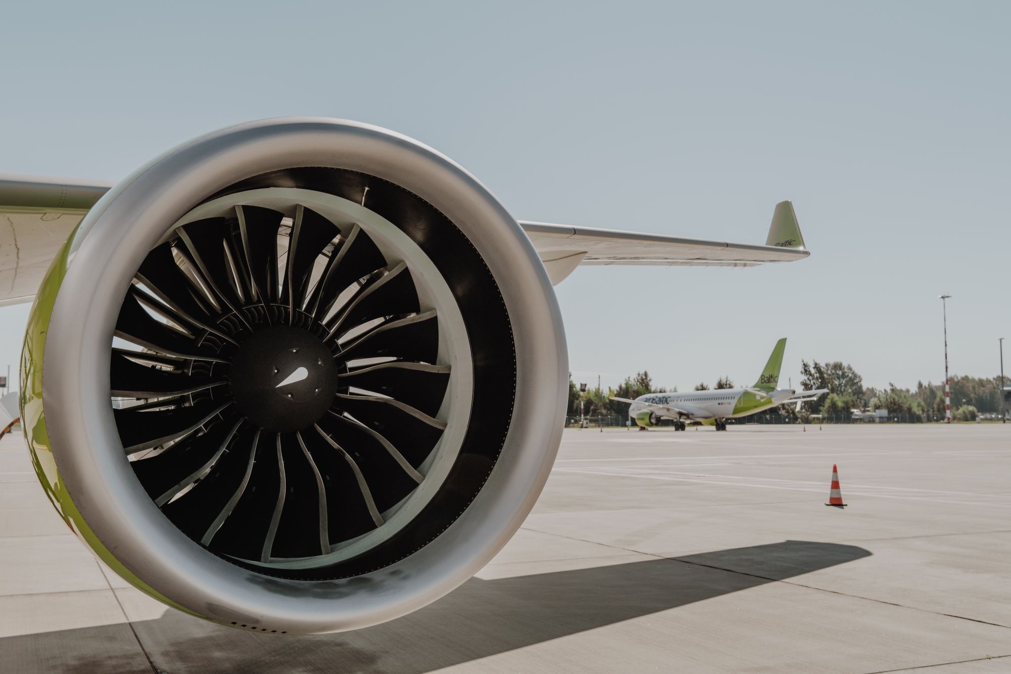 airbaltic airbus a220-300 engine