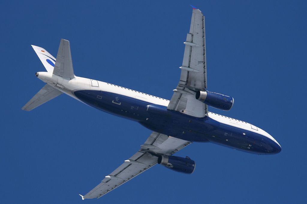 Airbus_A320-232,_Blue_Wings_JP6511927