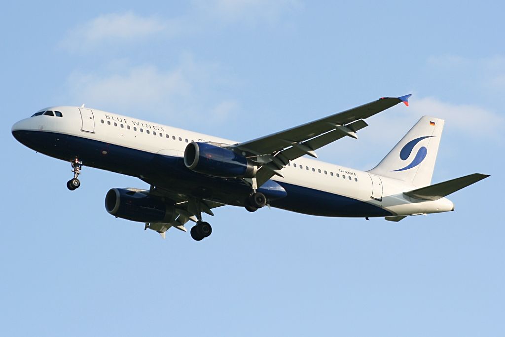 Airbus_A320-233,_Blue_Wings_JP6243544