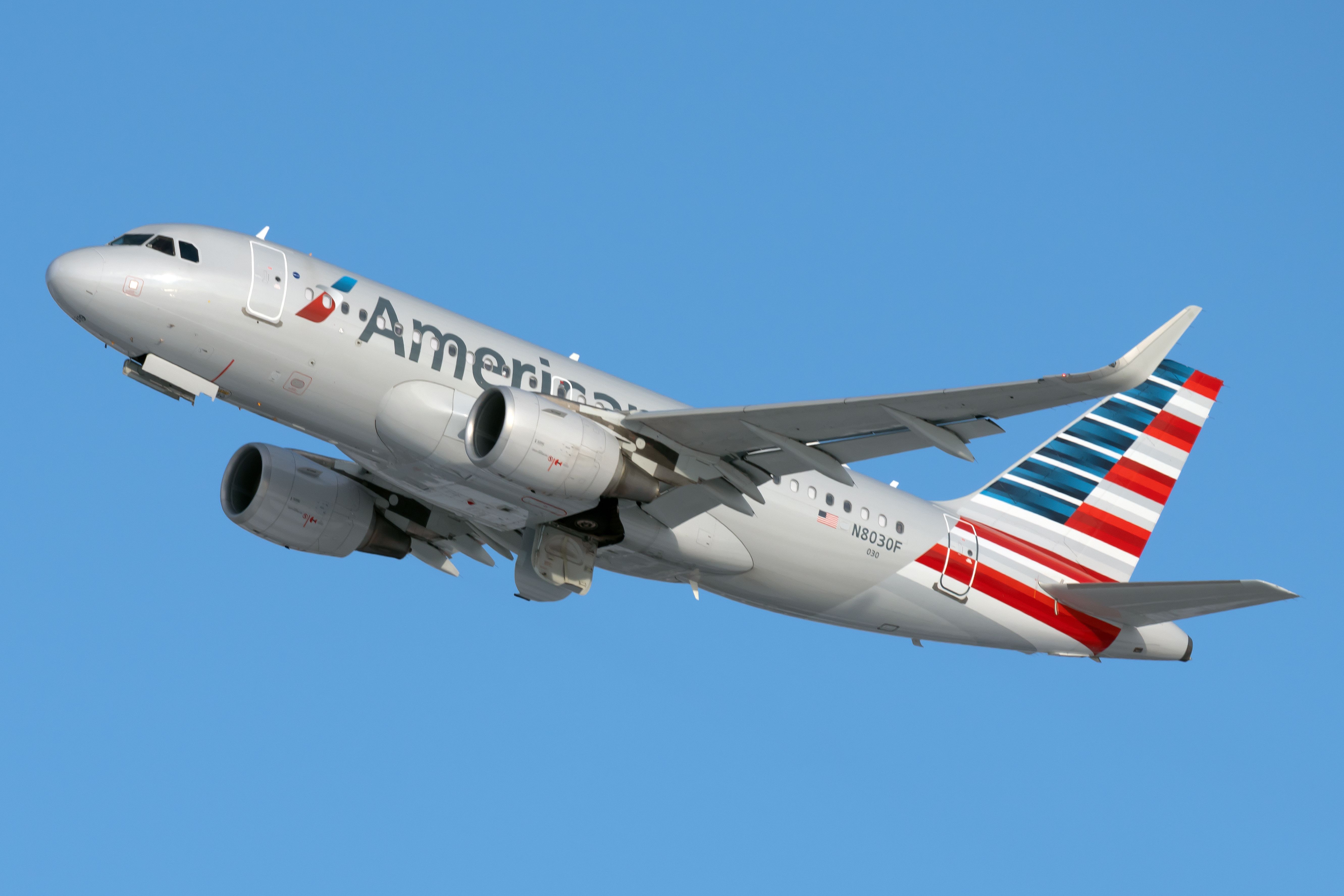 American Airlines Airbus A319-115 departing.