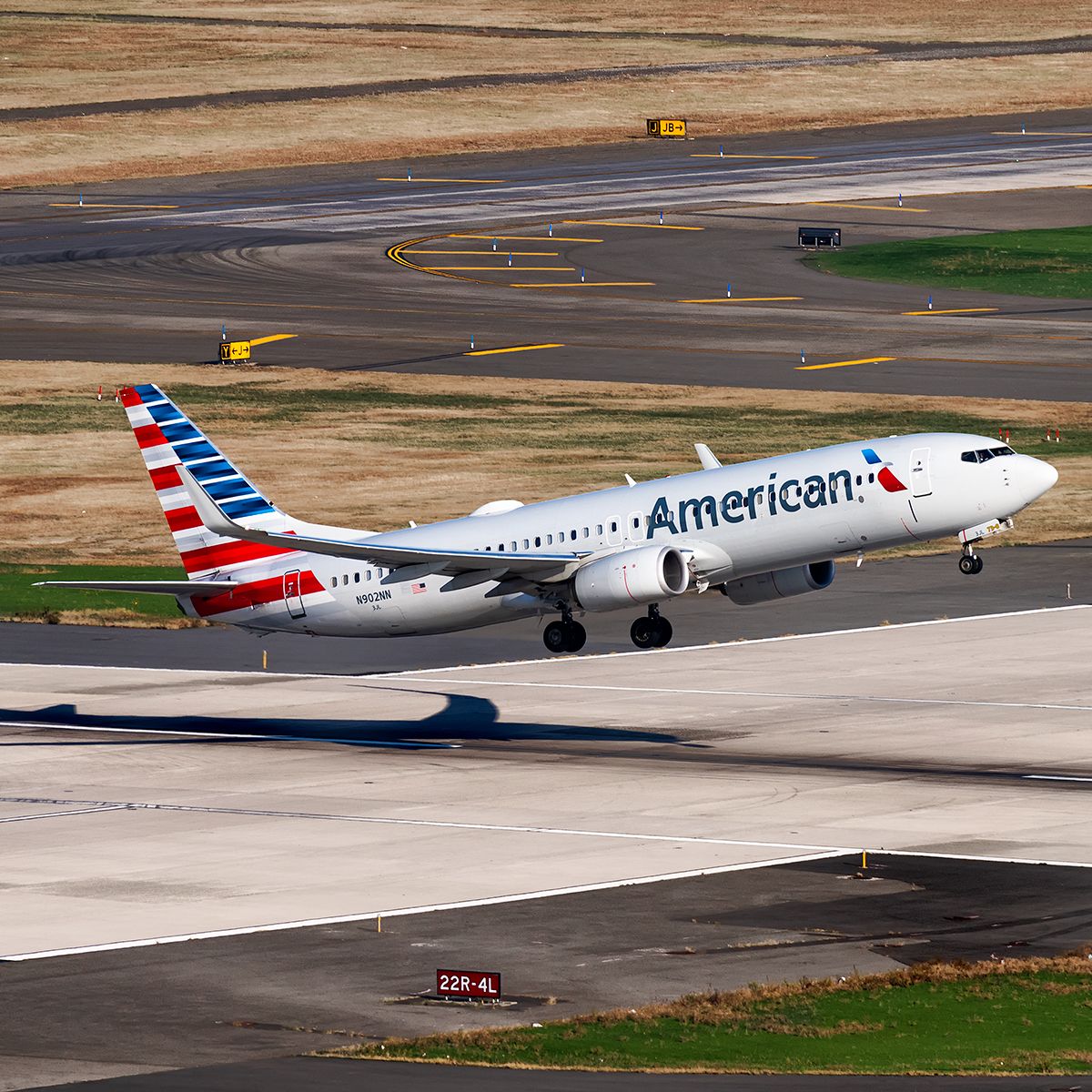 American Airlines Boeing 737-823 taking off.