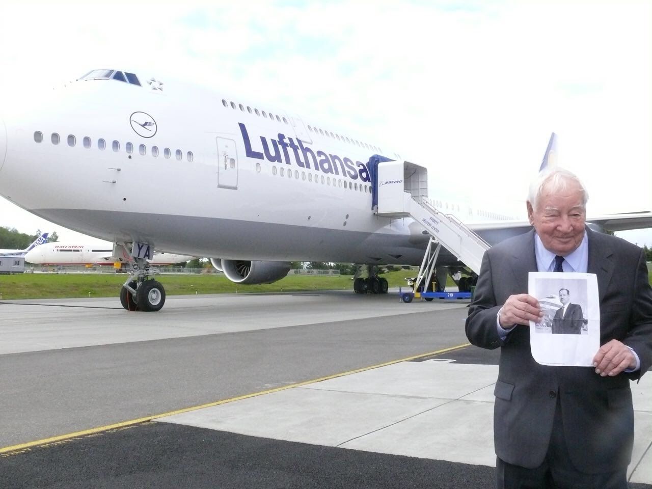 Joe Sutter in front of a Lufthansa Boeing 747