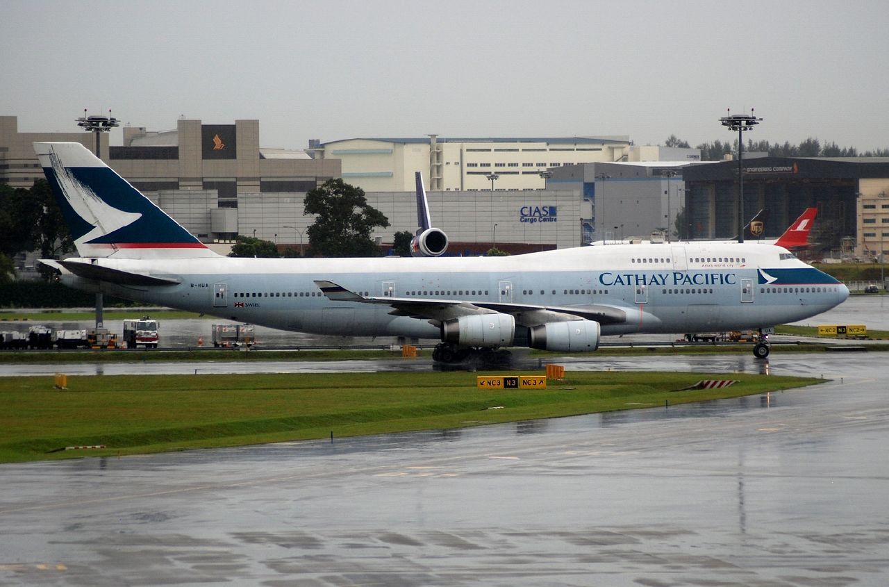 Cathay_Pacific,_Boeing_747-400,_SIN