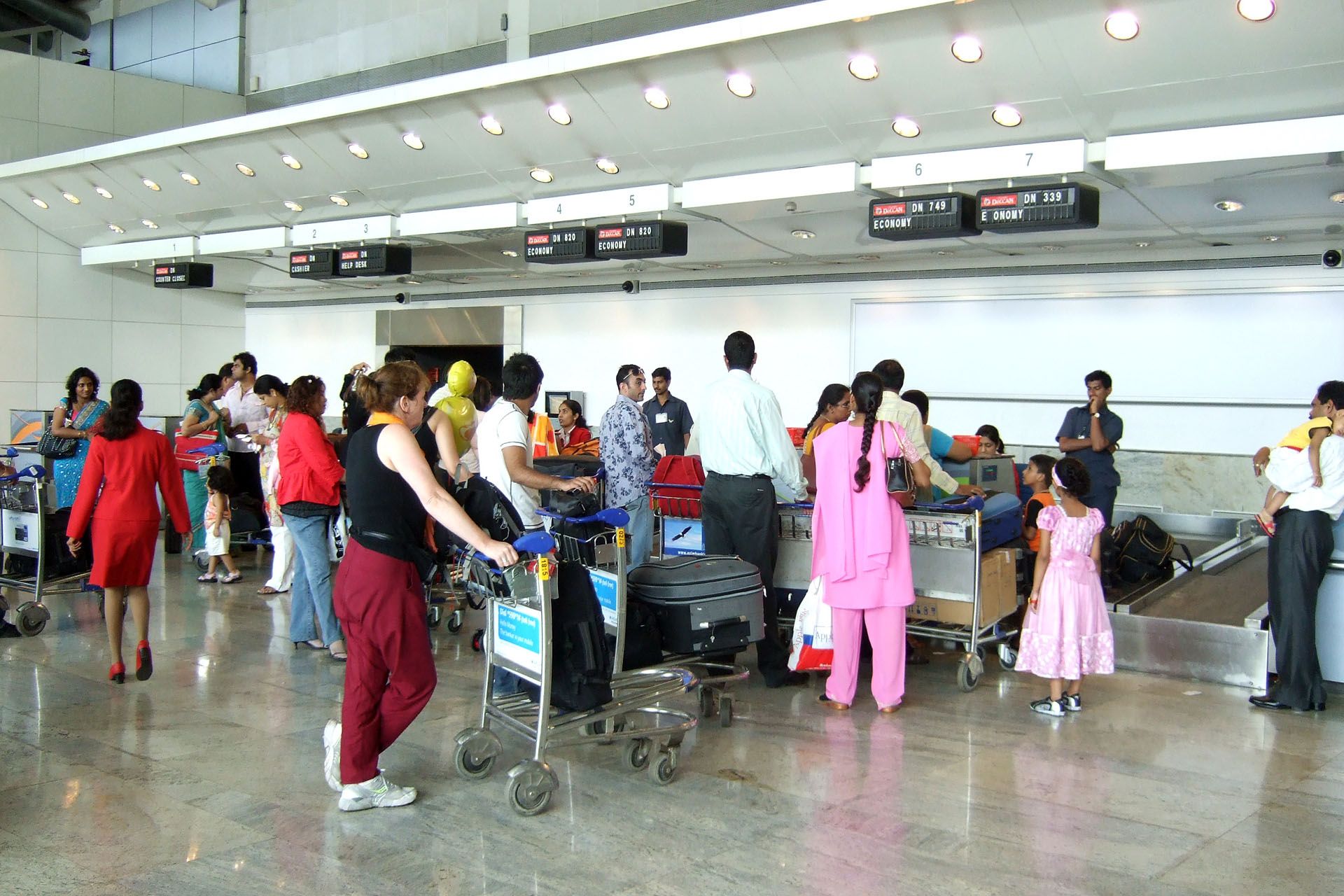 Check-in_counter_at_Mumbai_International_Airport_T1_for_domestic_flights
