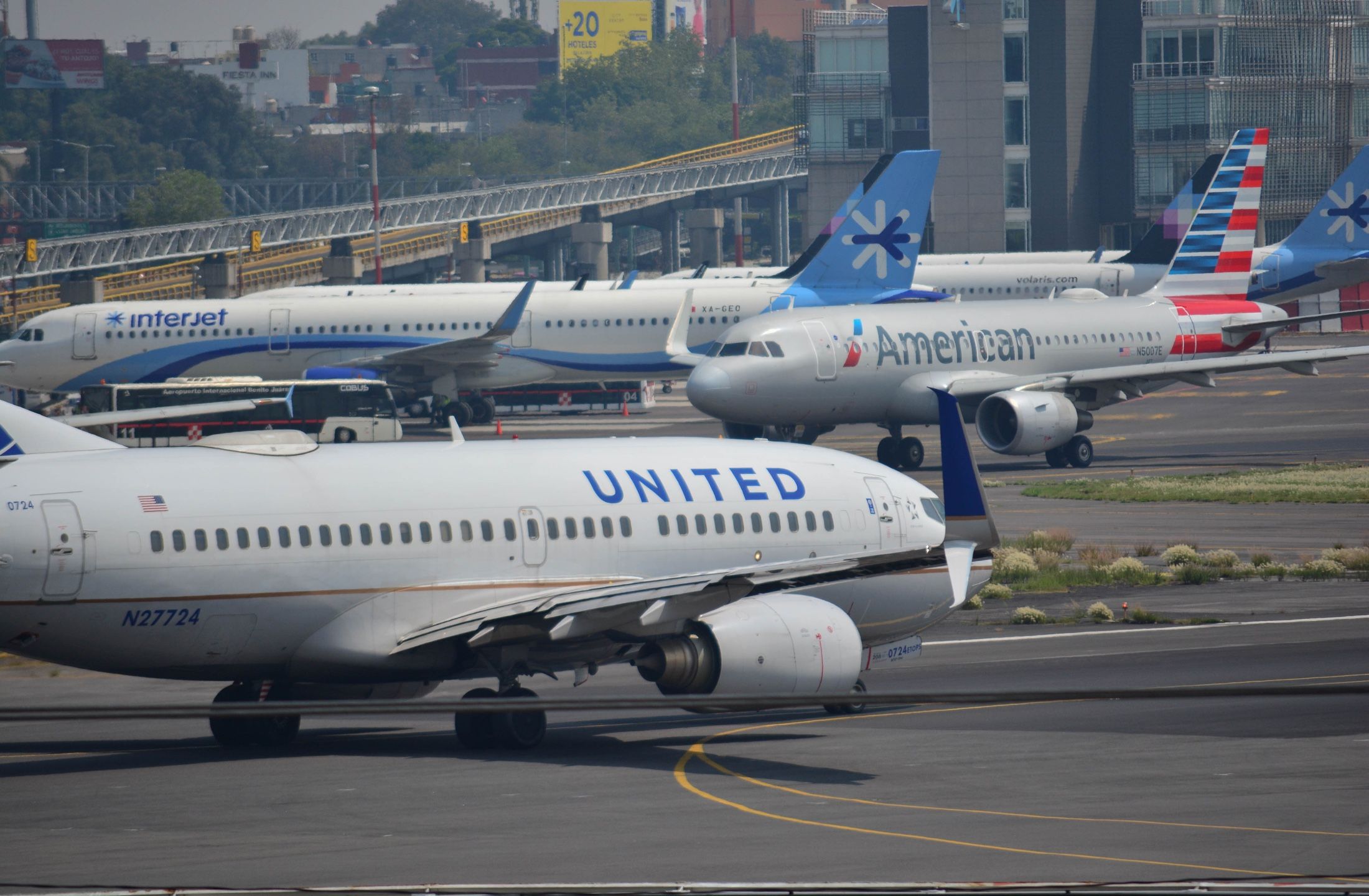 United and American aircraft taxiing at a US airport.