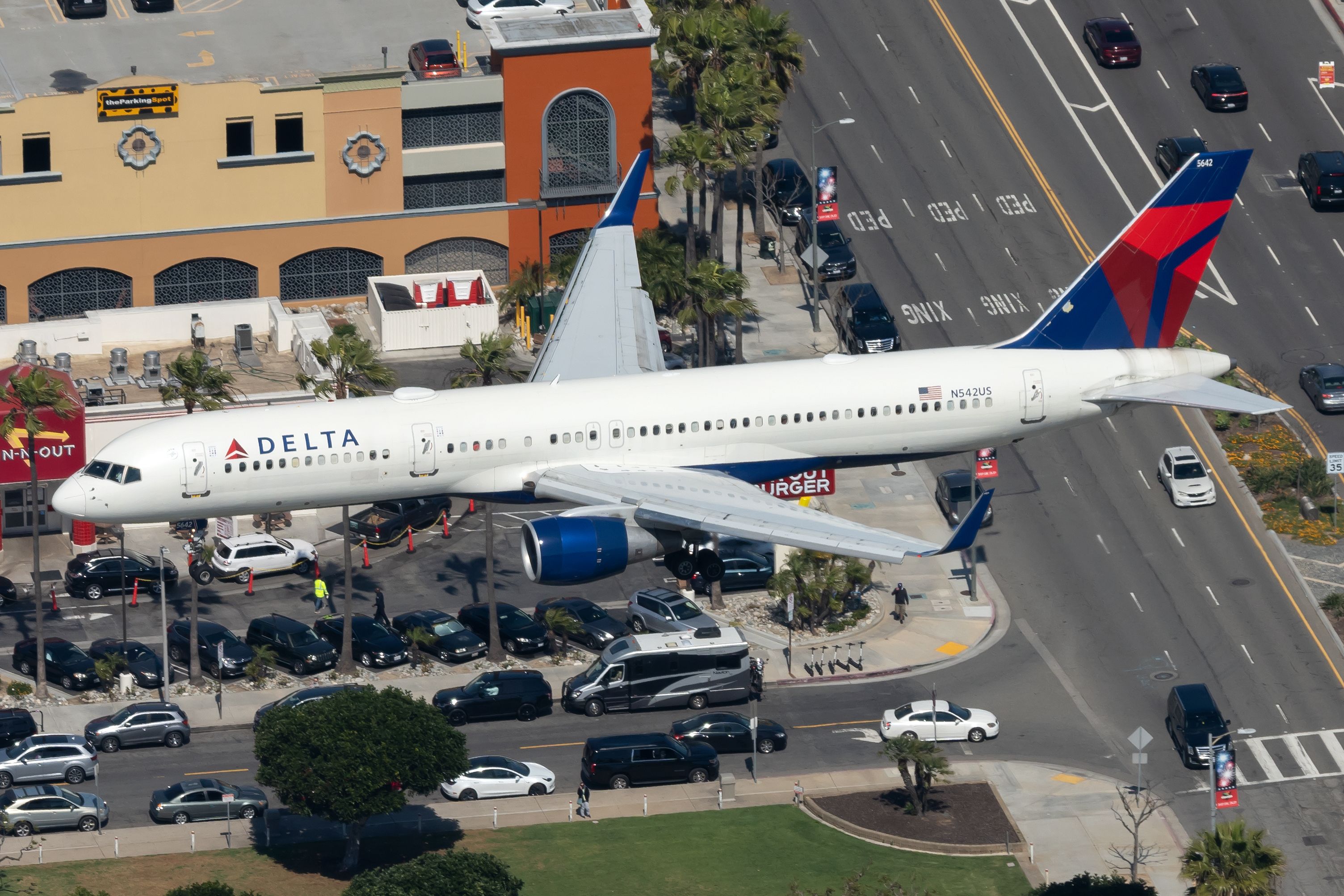 A Delta Air Lines Boeing 757-251 on approach to LAX.