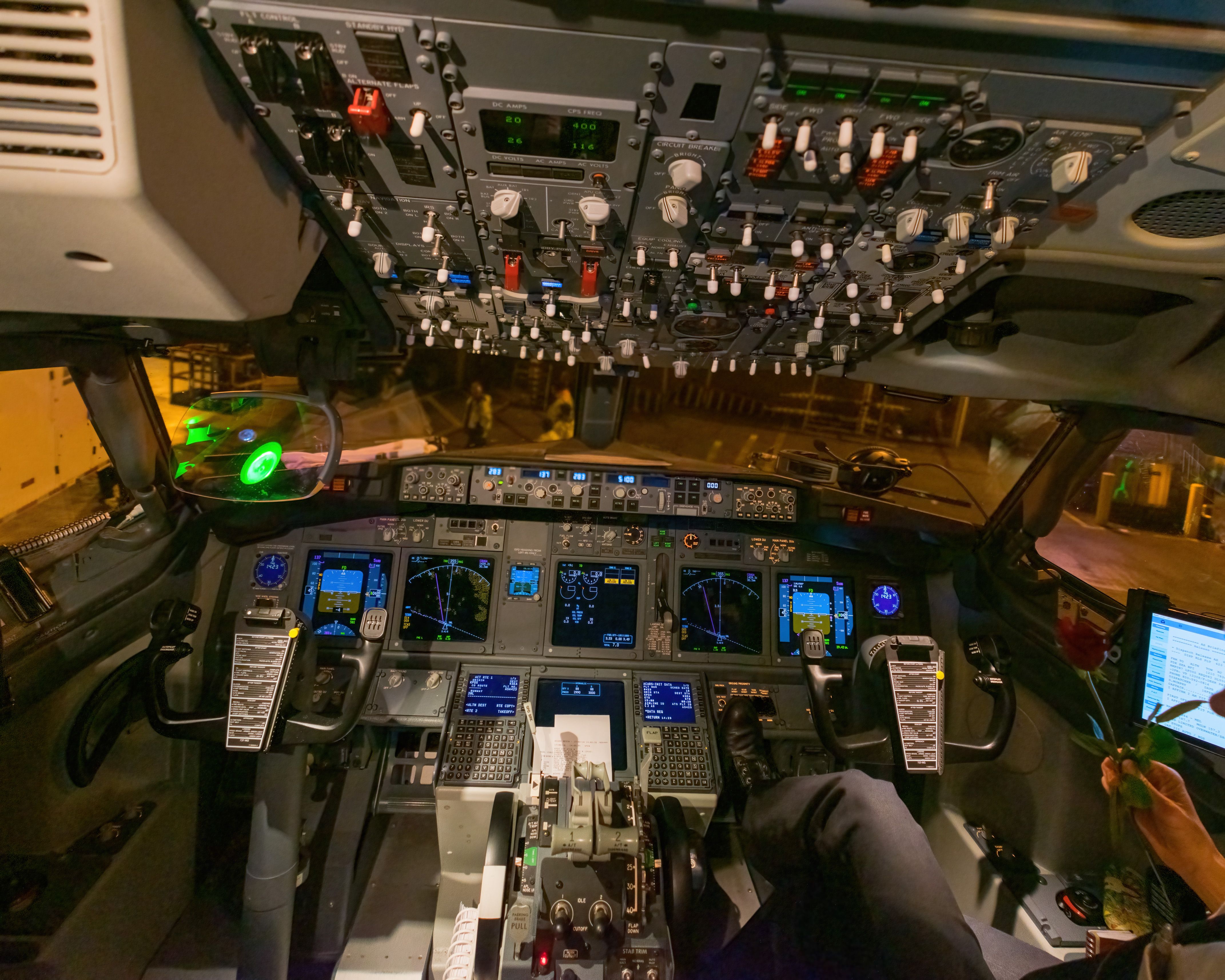 A Panorama of the 737-900ER Cockpit