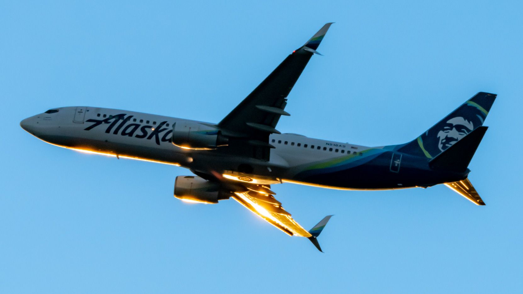 Half_Size_of__N518AS - An Alaska Airlines 737-890 - Rising Against Evening Light_2022-09-23_18--33_1762_01