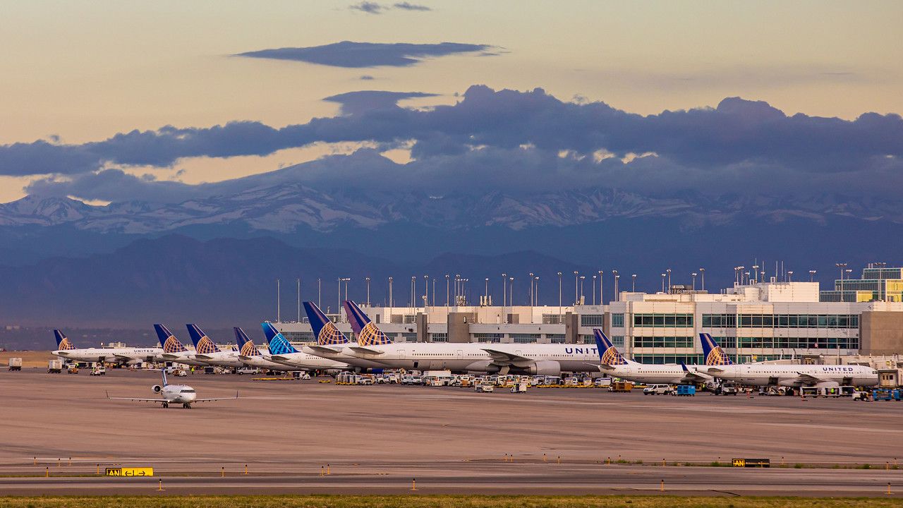 Enveloppé de mystère : l’histoire de l’aéroport international de Denver