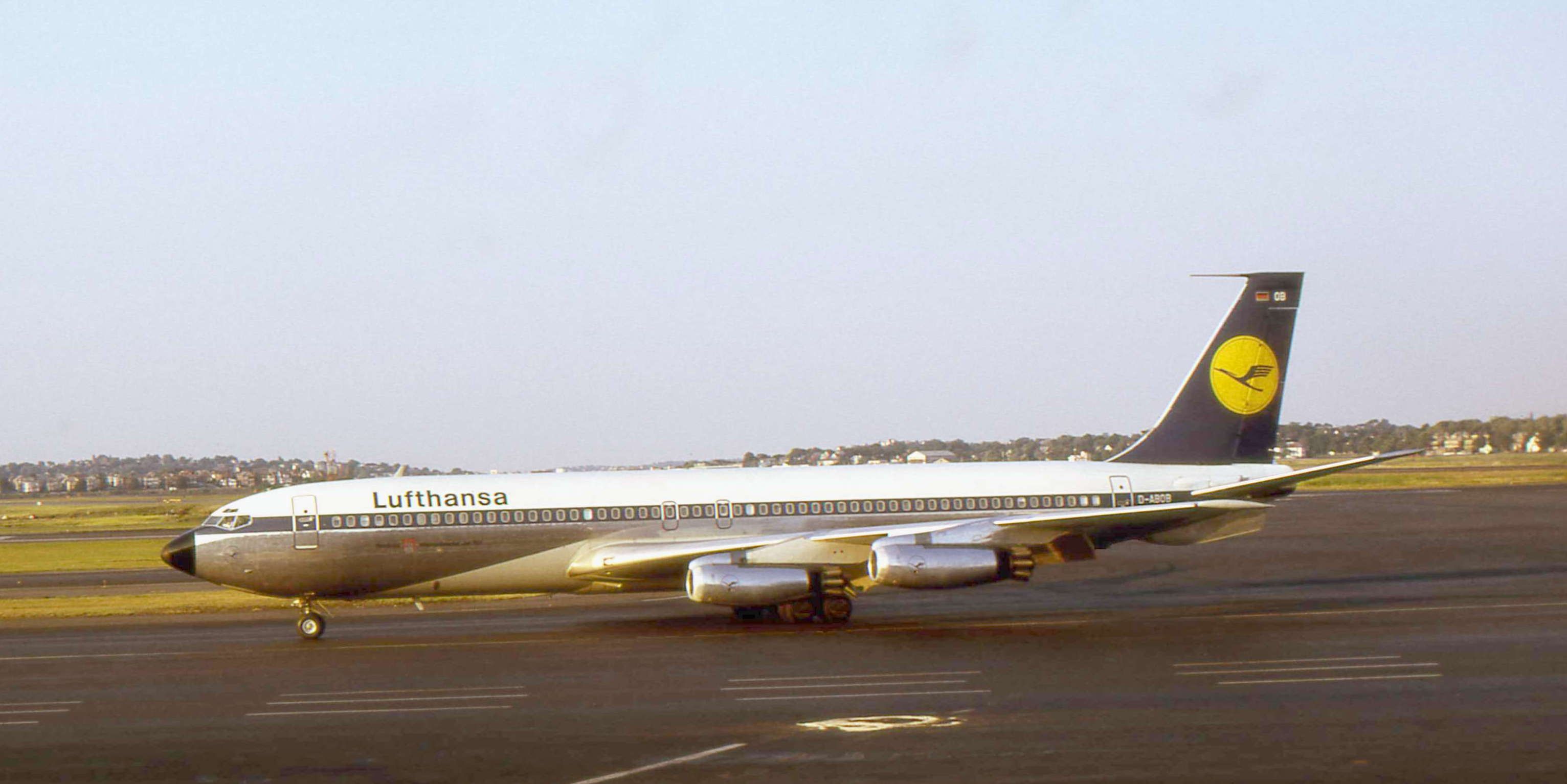 Lufthansa_Boeing_707_D-ABOB_01
