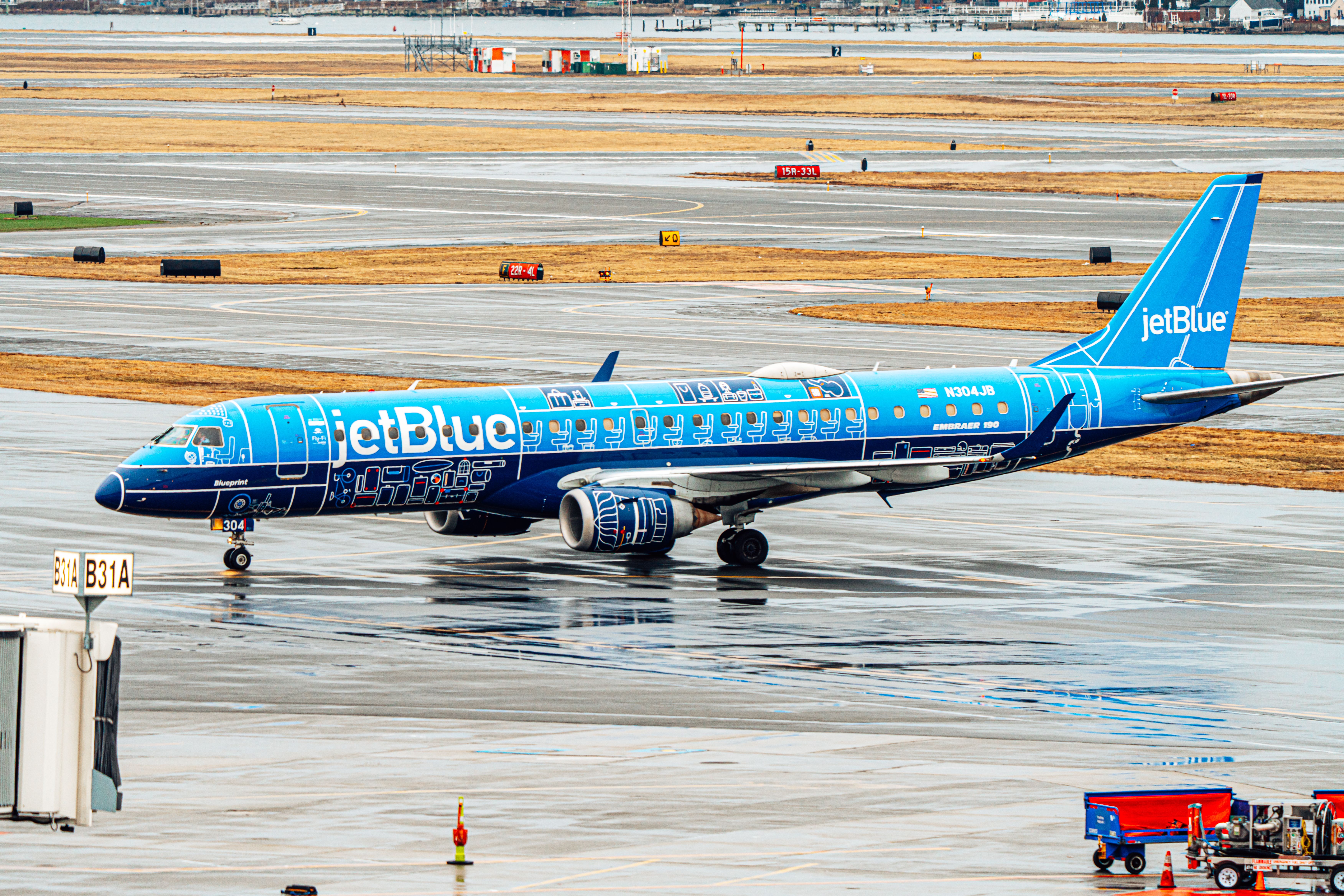 JetBlue Embraer E190 taxiing to gate BOS