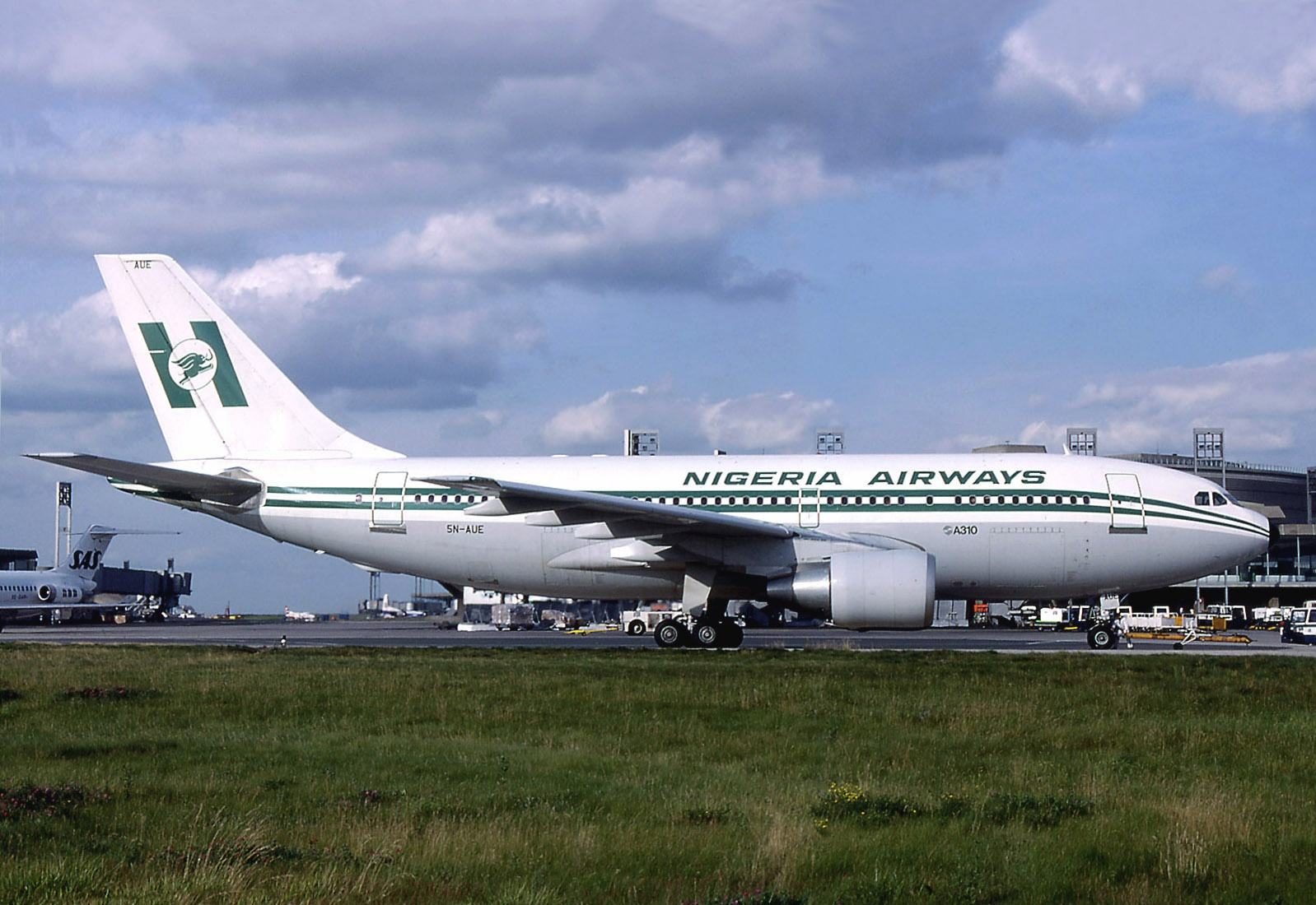 A Nigeria Airways Airbus A310-222 at Charles de Gaulle Airport.