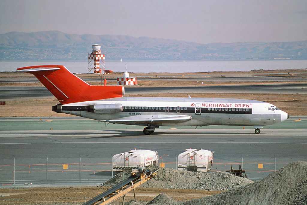 Northwest_Orient_Boeing_727-100_Silagi-1