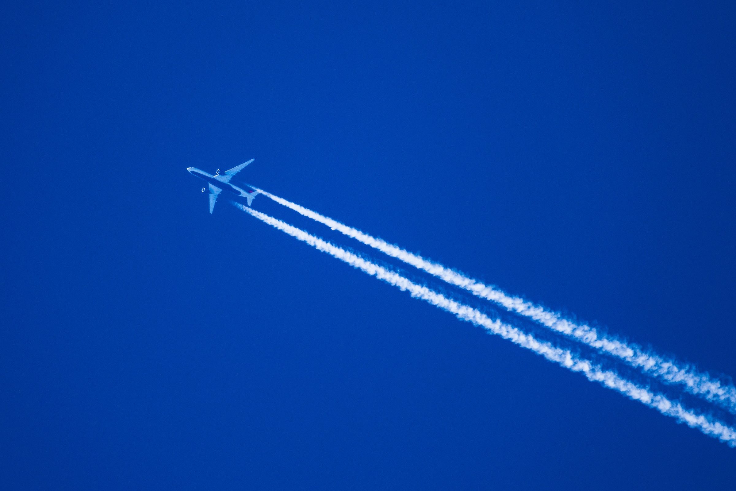 Air Canada Twinjet Contrails