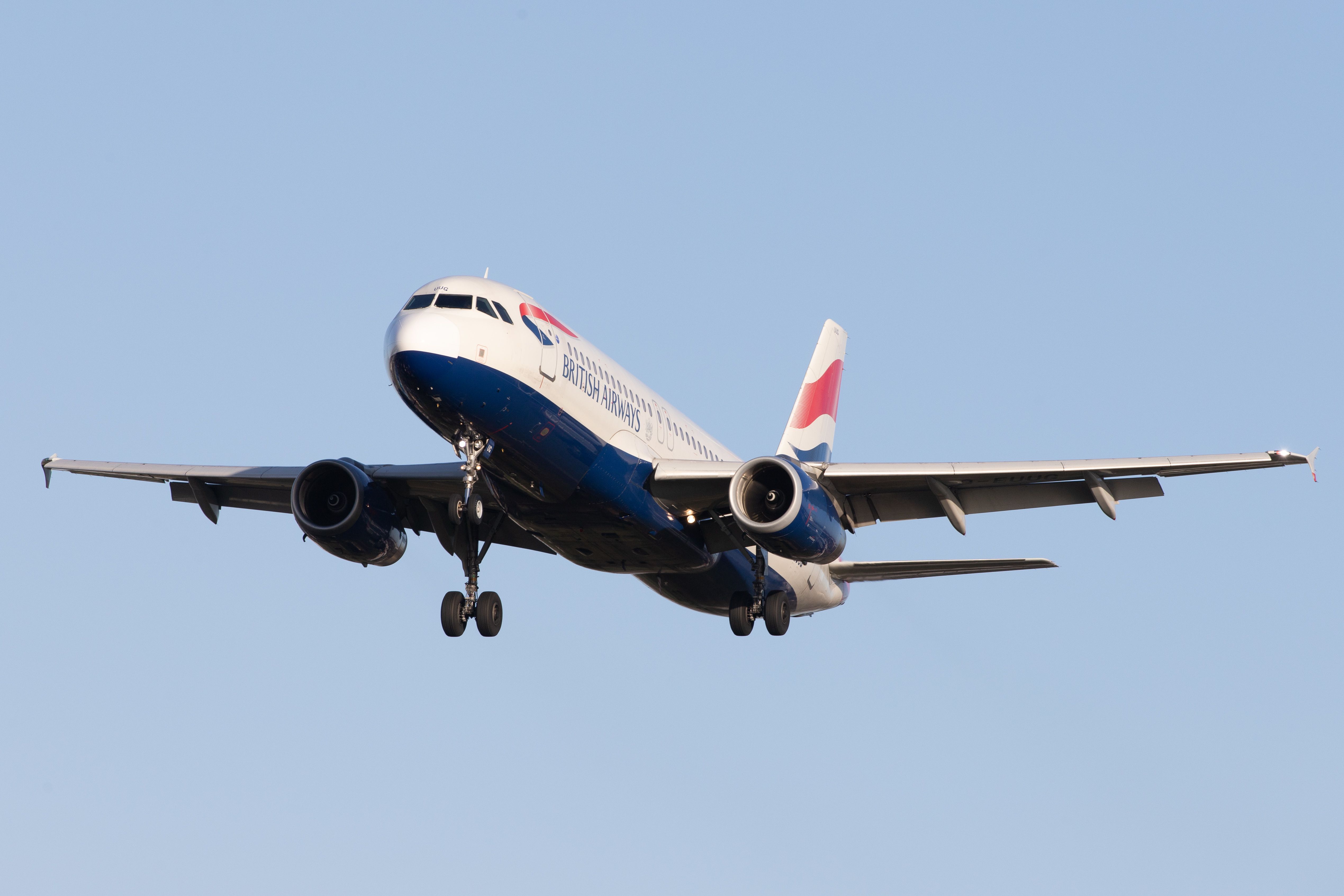 British Airways approaching London Heathrow Airport with an Airbus A320-232 (G-EUUG)