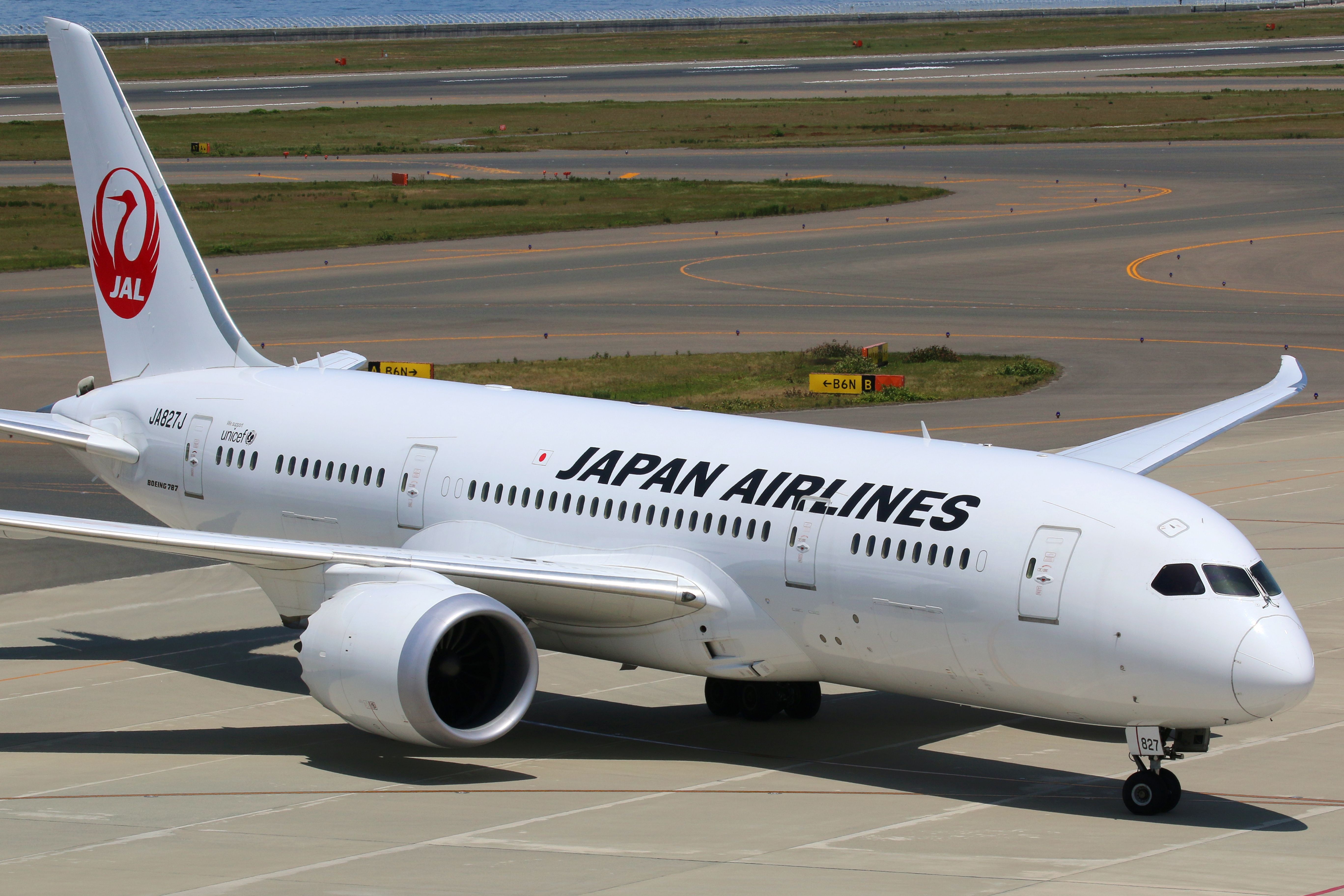 A Japan Airlines Boeing 787 taxiing to the gate.