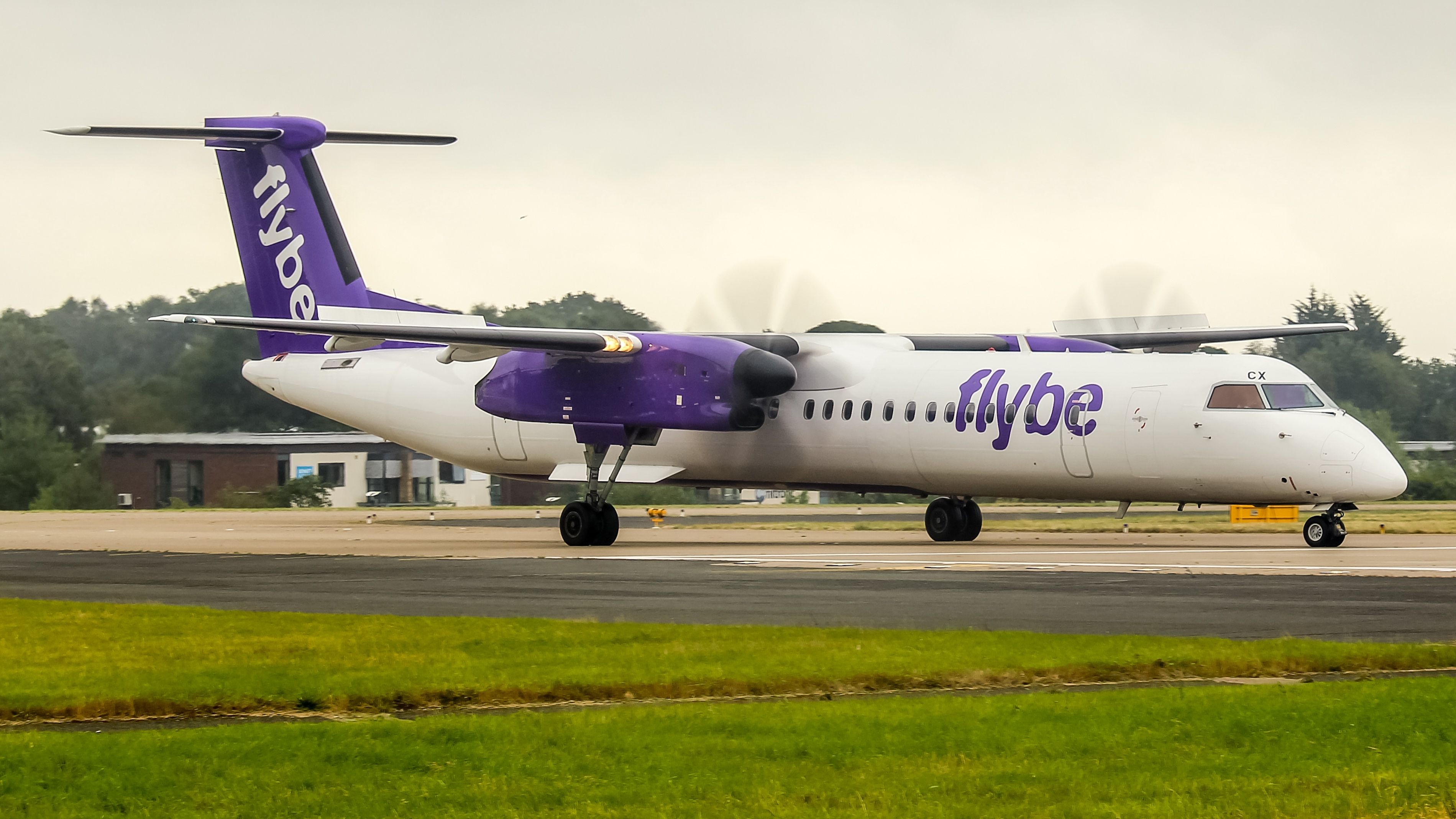 Flybe dash 8 taxiing