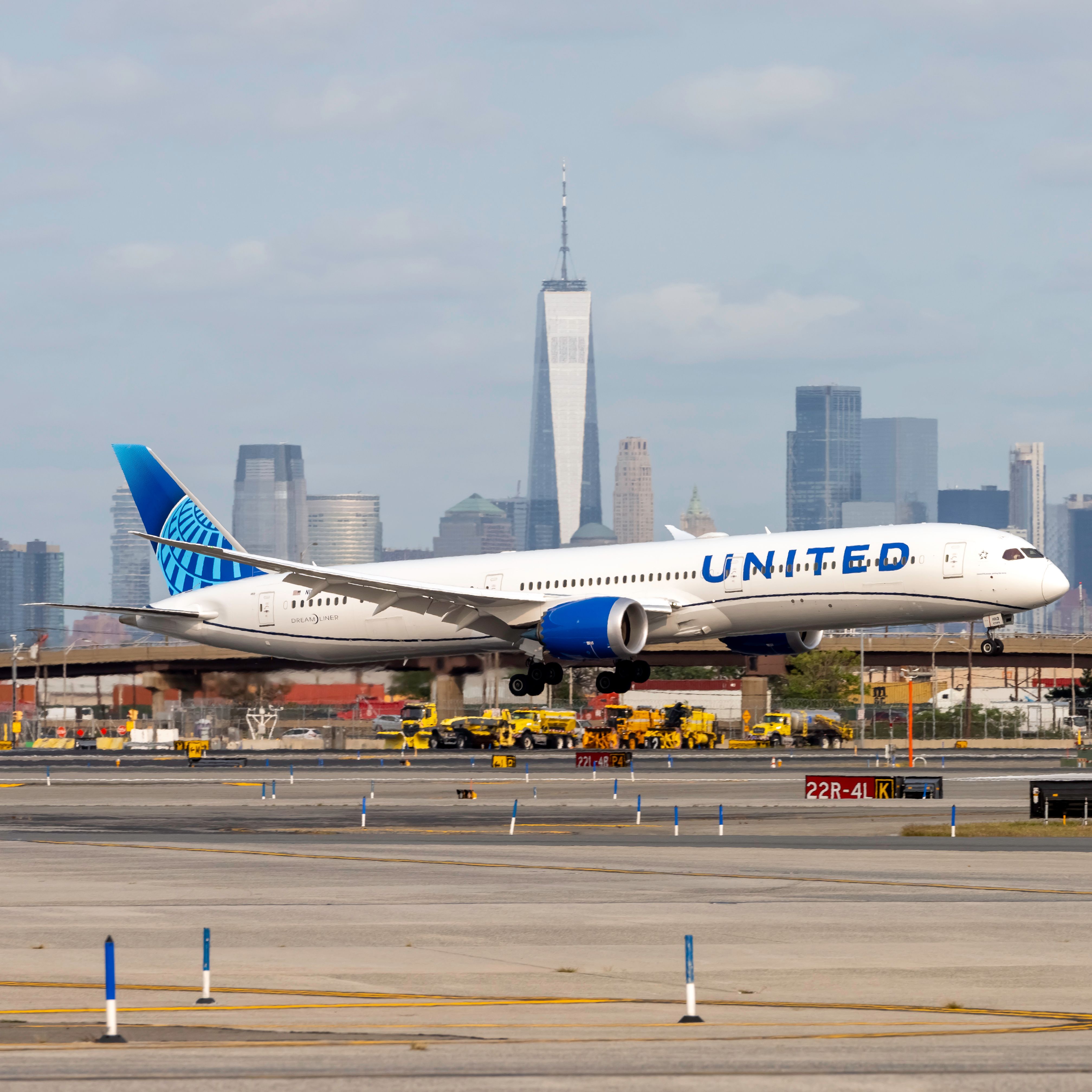 United Airlines Boeing 787-10 Dreamliner 