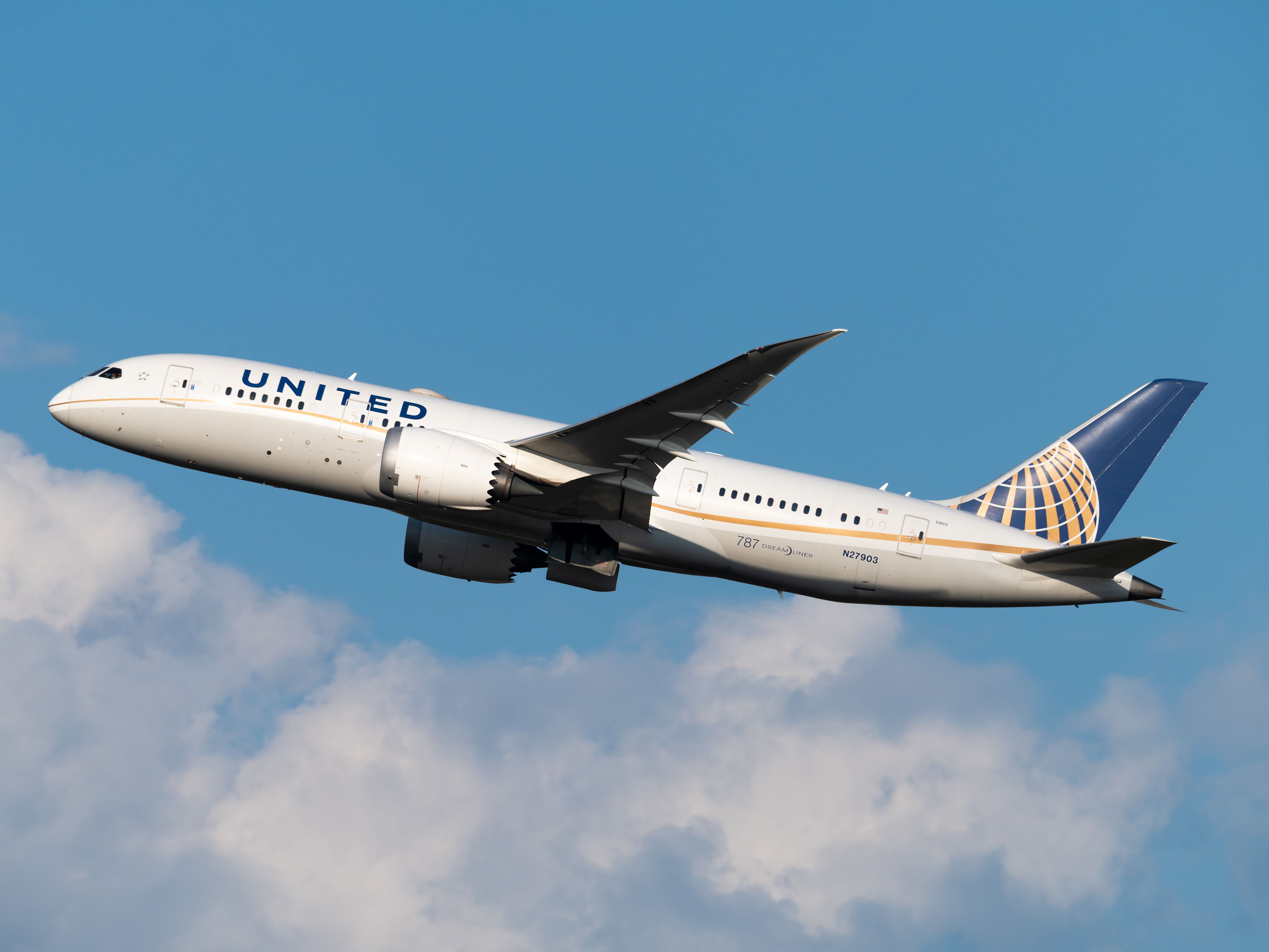 United Airlines Boeing 787 taking off.