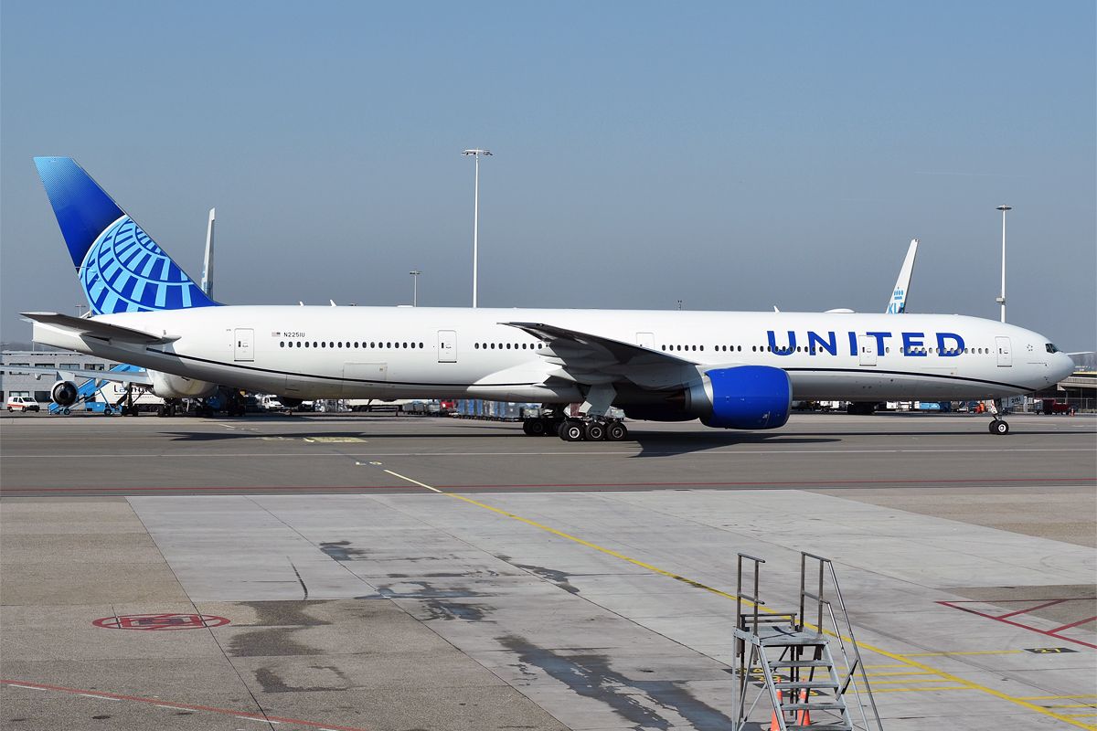United Airlines, N2251U, Boeing 777-322 ER