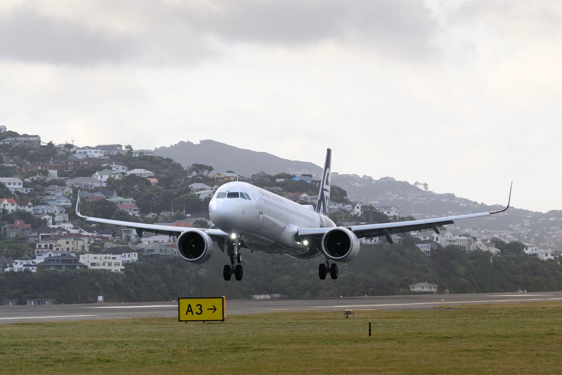 Air NZ landing at Wellington International Airport