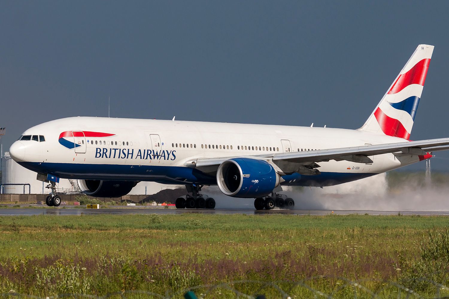 British_Airways,_Boeing_777-236(ER),_G-VIIH (1)