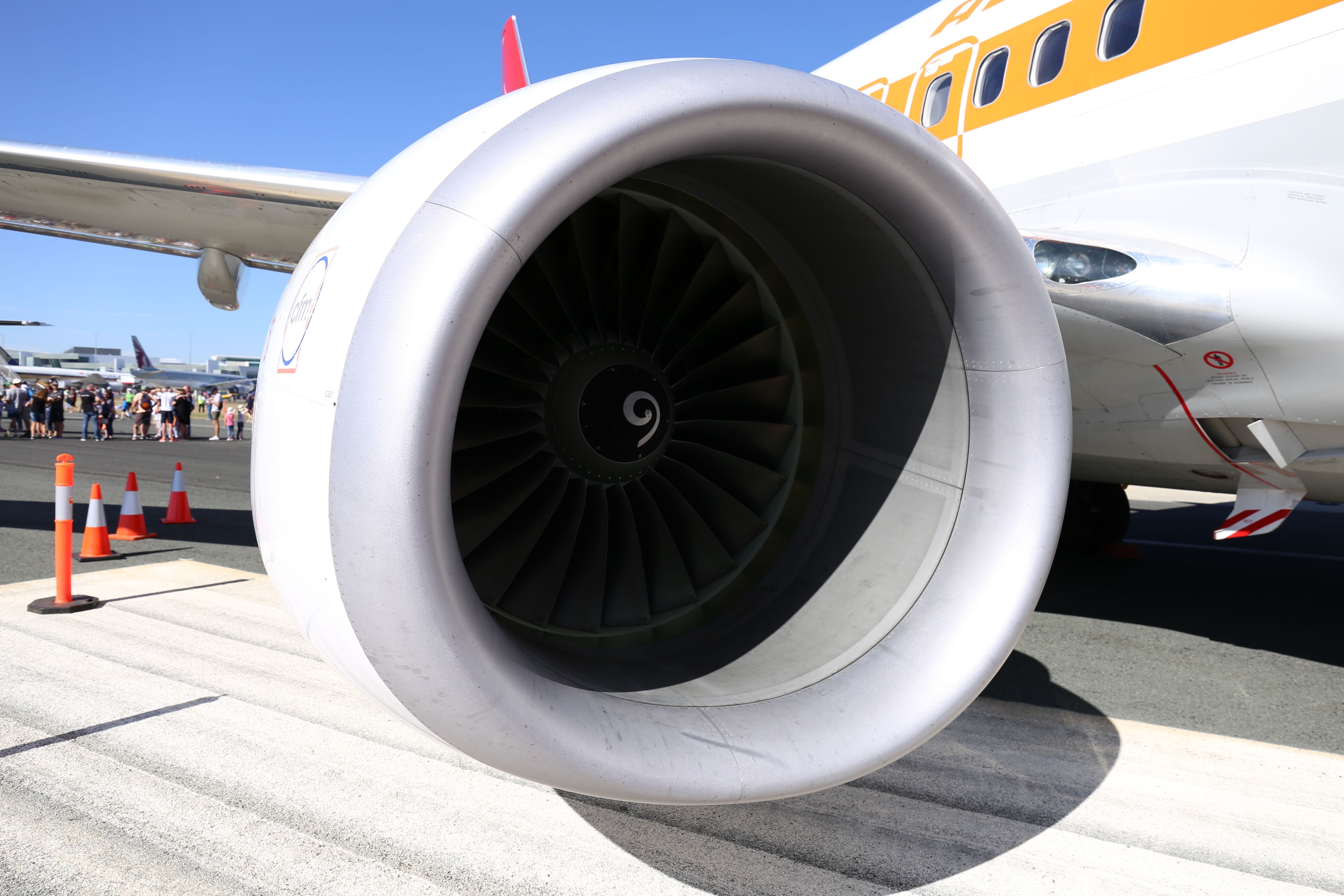 CFM_International_CFM56-7B24E_engine_mounted_on_Qantas_(VH-XZP)_Boeing_737-838(WL)_01