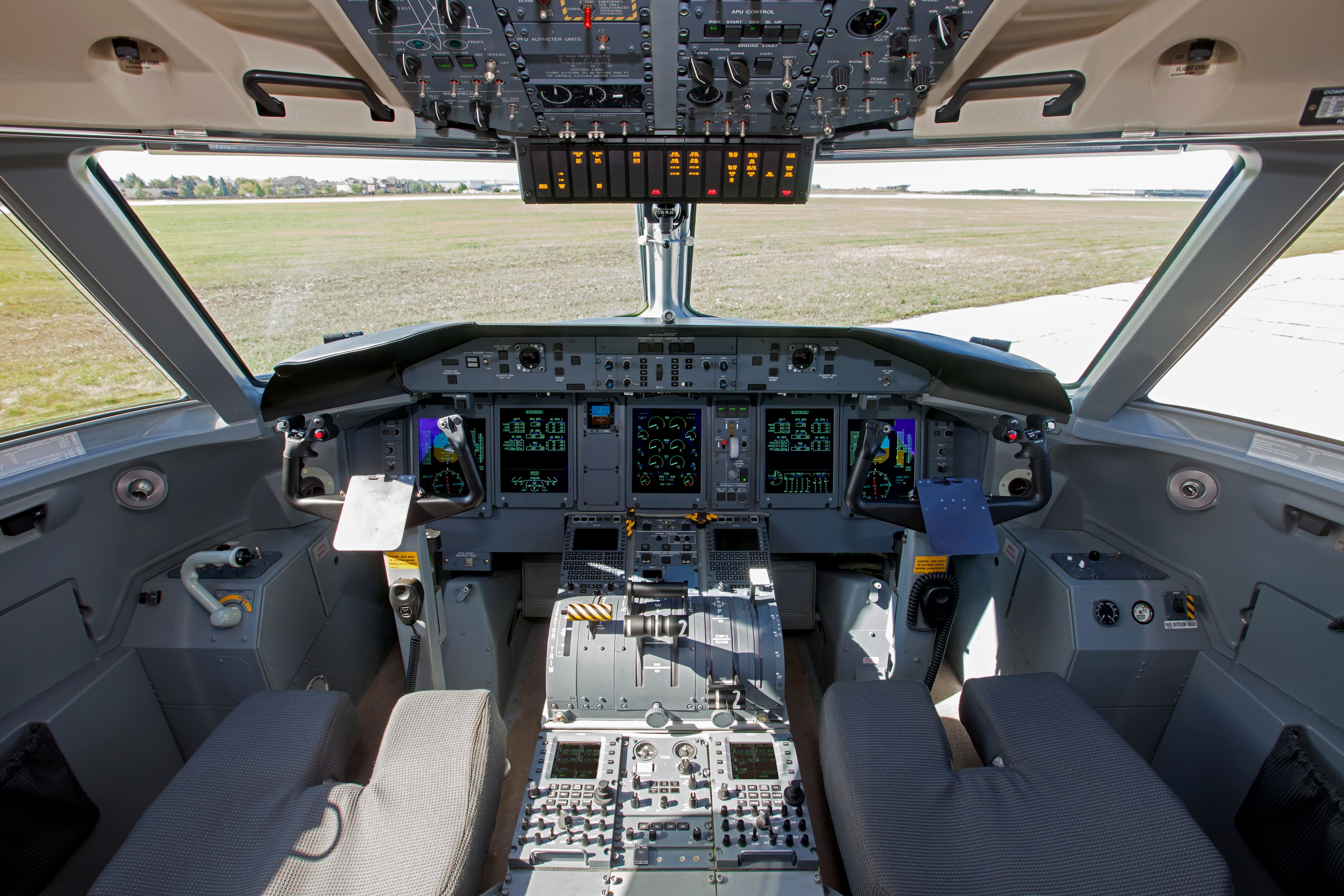 Dash 8-400 Cockpit