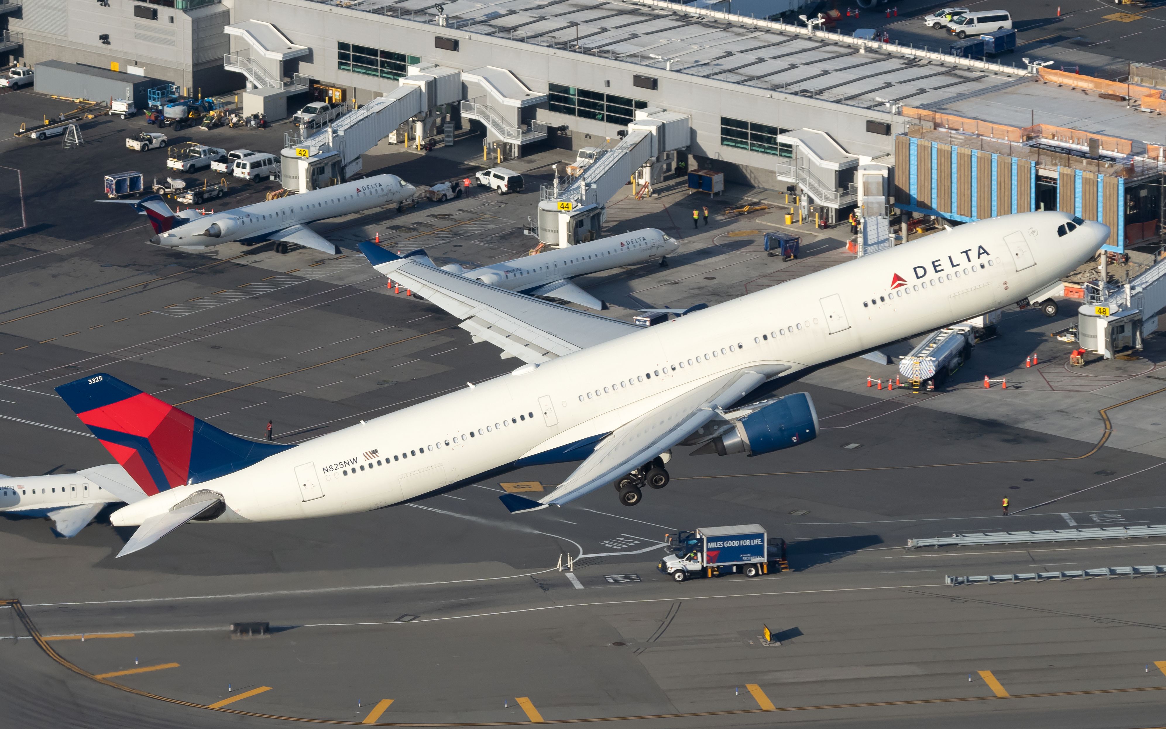 Delta Air Lines Airbus A330-302 N825NW (2)