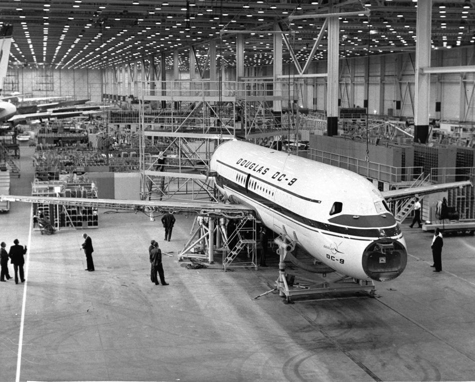 What makes the mcdonnell douglas md 90 different from the md 80 series 
