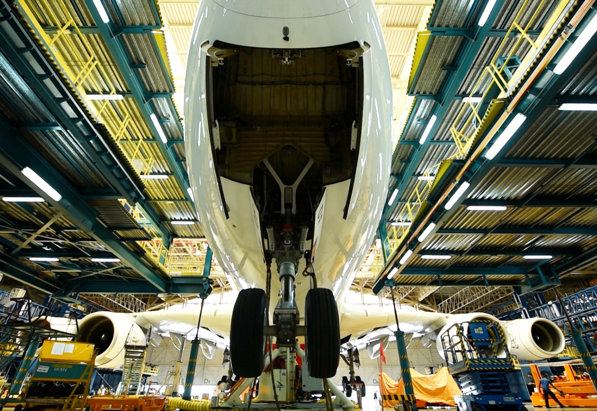 Emirates_Engineering_Landing_Gear_Change