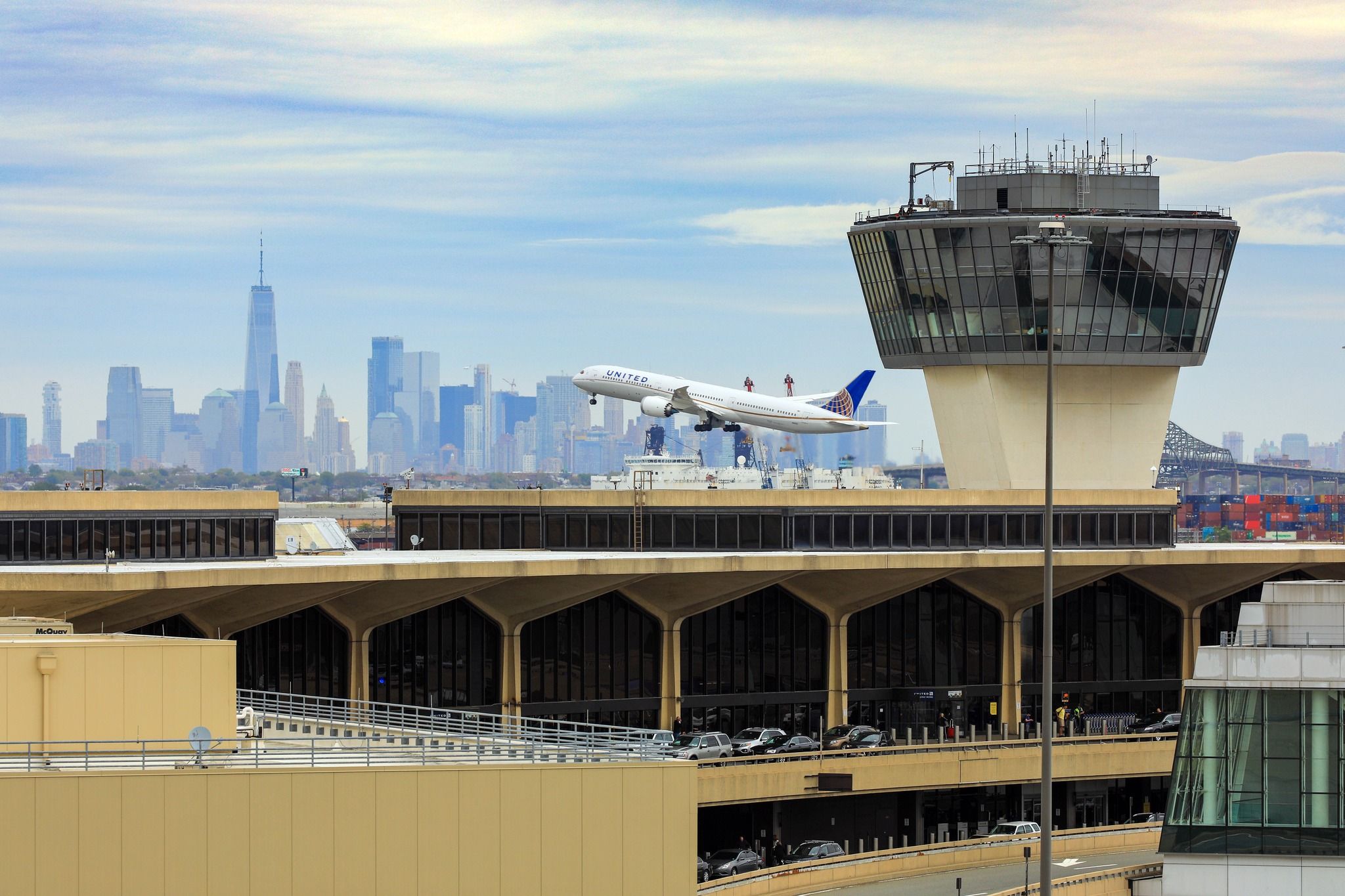 A Untied Airlines aircraft taking off from Newark Airport.